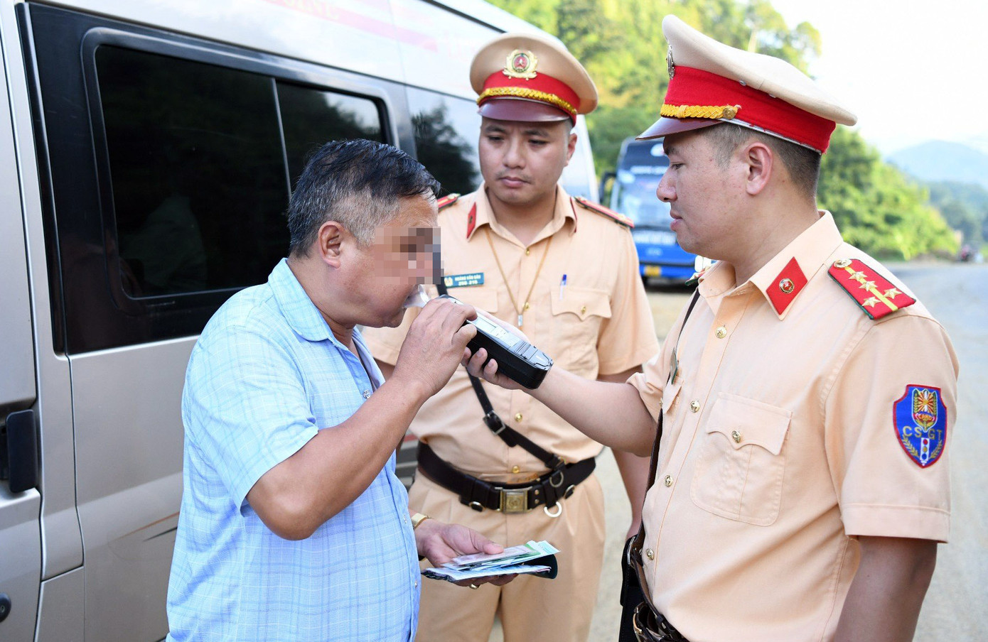 Lực lượng CSGT kiểm tra nồng độ cồn tài xế. Lực lượng CSGT kiểm tra nồng độ cồn tài xế.