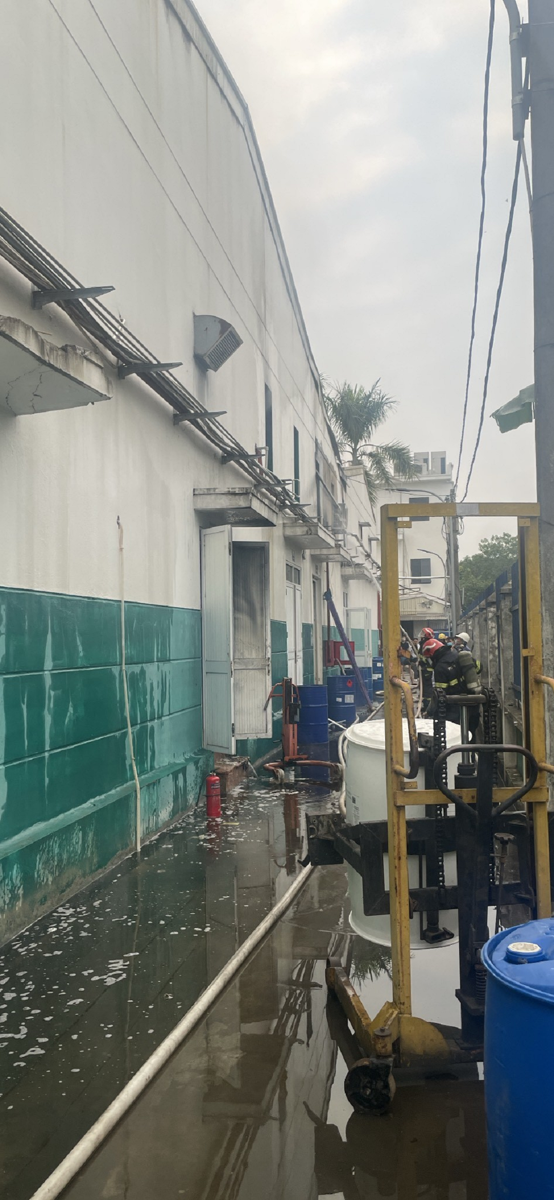 Lực lượng chức năng cứu nạn nhân mắc kẹt ra ngoài. Lực lượng chức năng cứu nạn nhân mắc kẹt ra ngoài.