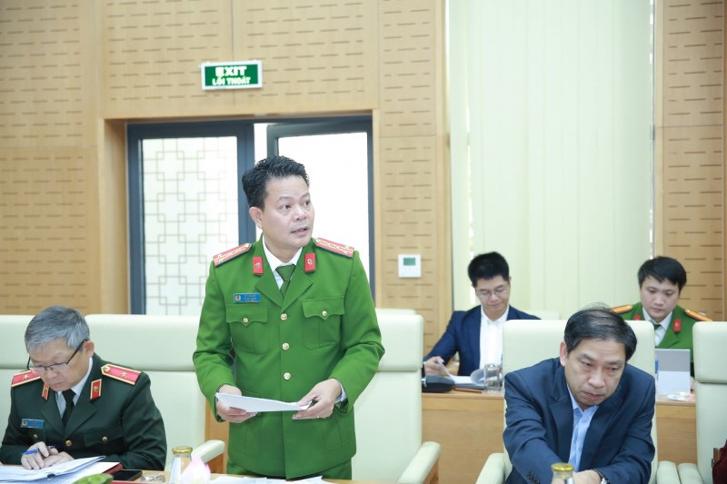Đại tá Vũ Văn Tấn, Phó Cục trưởng Cục Cảnh sát QLHC về TTXH. Đại tá Vũ Văn Tấn, Phó Cục trưởng Cục Cảnh sát QLHC về TTXH.