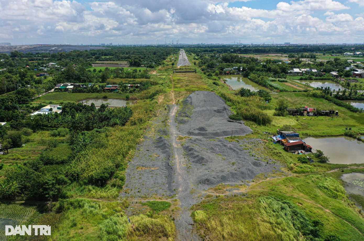 Ngoài ra, các loại vật liệu xây dựng như đá dăm, cát,… cũng chất thành đống khắp nơi trên công trường. Ngoài ra, các loại vật liệu xây dựng như đá dăm, cát,… cũng chất thành đống khắp nơi trên công trường.