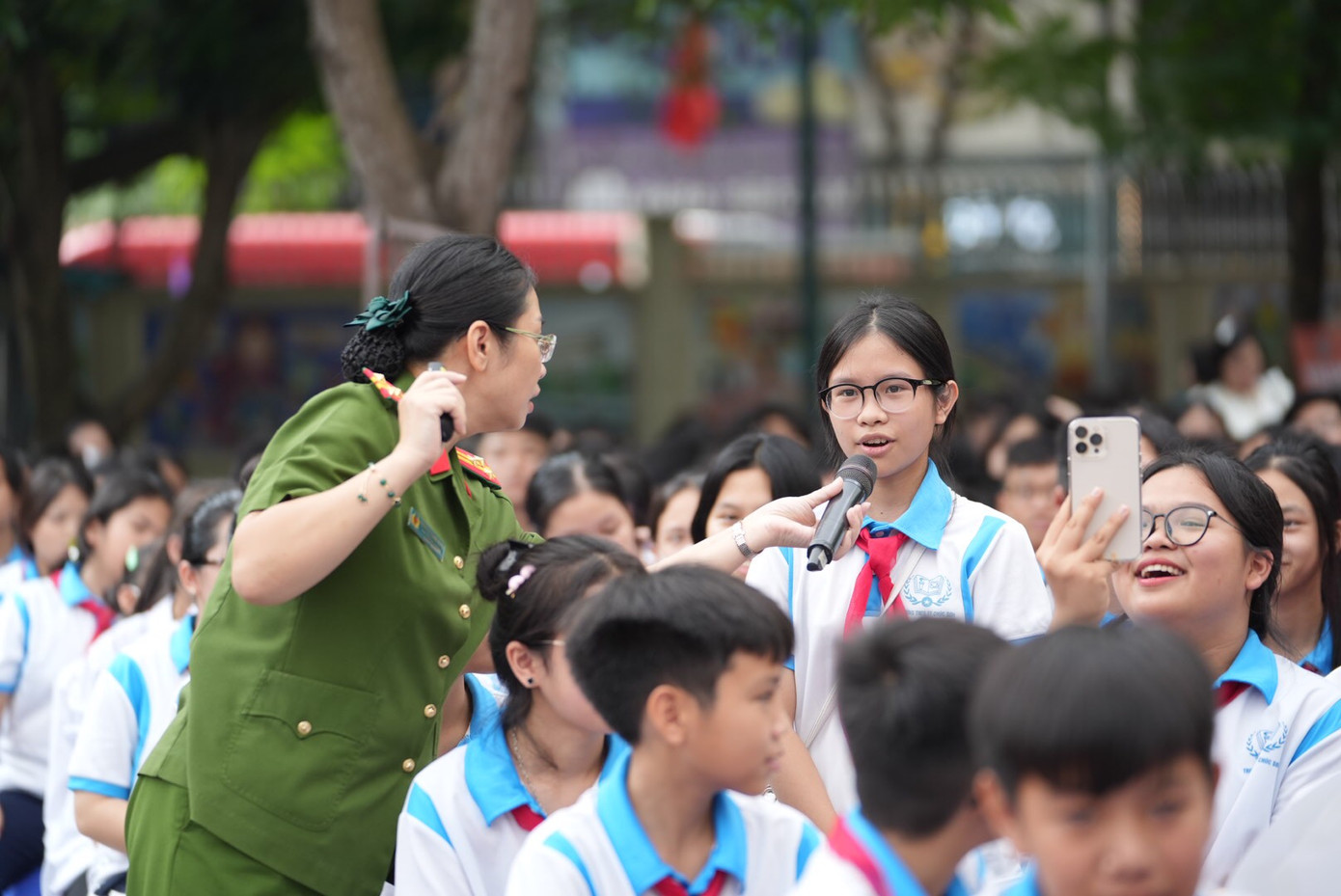 Các em học sinh tham gia cuộc thi. Các em học sinh tham gia cuộc thi.