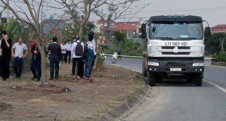 BẢN TIN ATGT: Đâm đuôi xe tải, xế hộp 'bạc tỷ' nát bươm ảnh 3