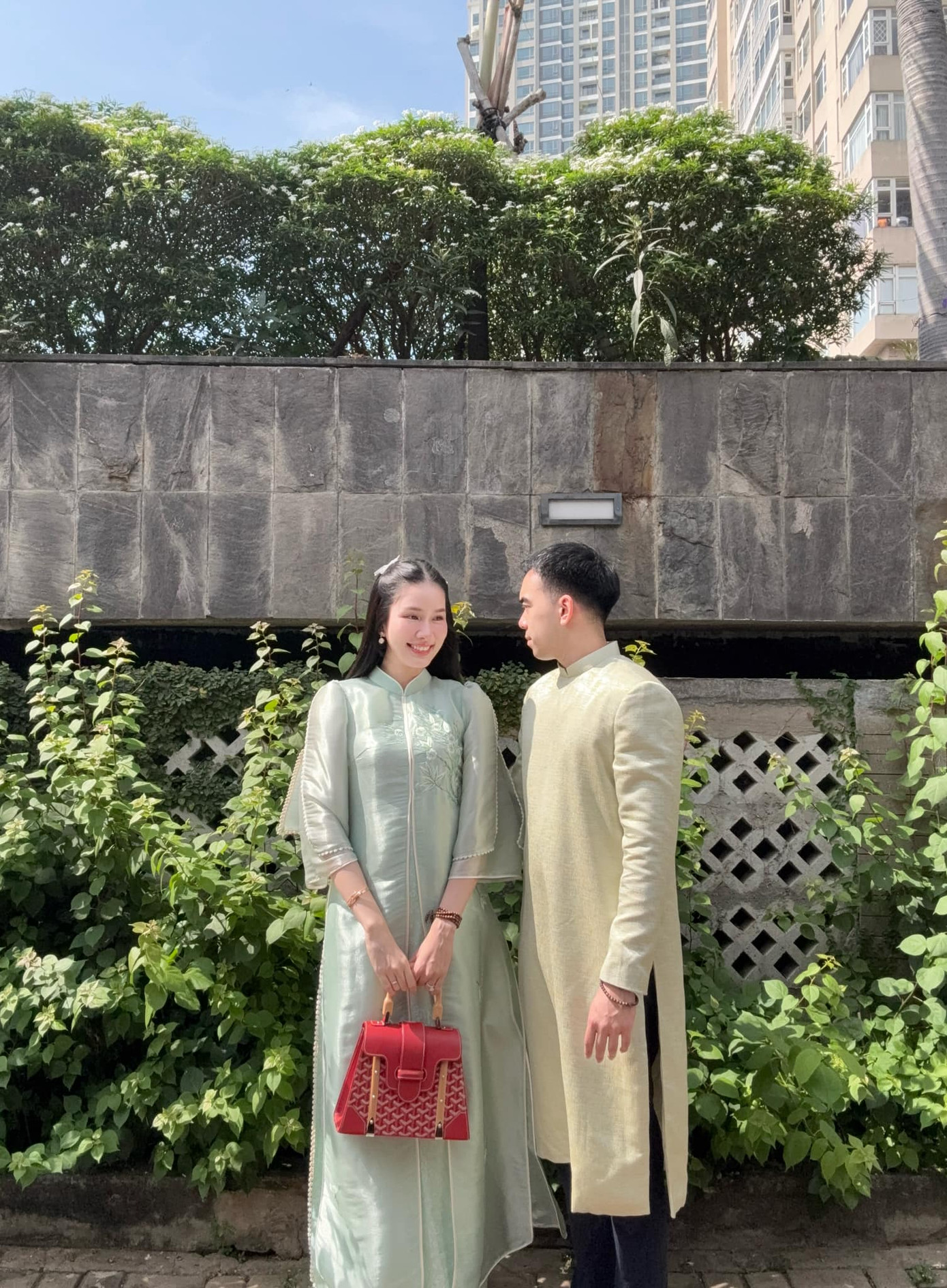 Á hậu Phương Anh cùng chồng tiến sĩ mặc áo dài du xuân trong ngày đầu năm mới. Á hậu 1 Hoa hậu Việt Nam 2020 đang bận rộn học tiến sĩ và làm giảng viên tại Đại học RMIT.