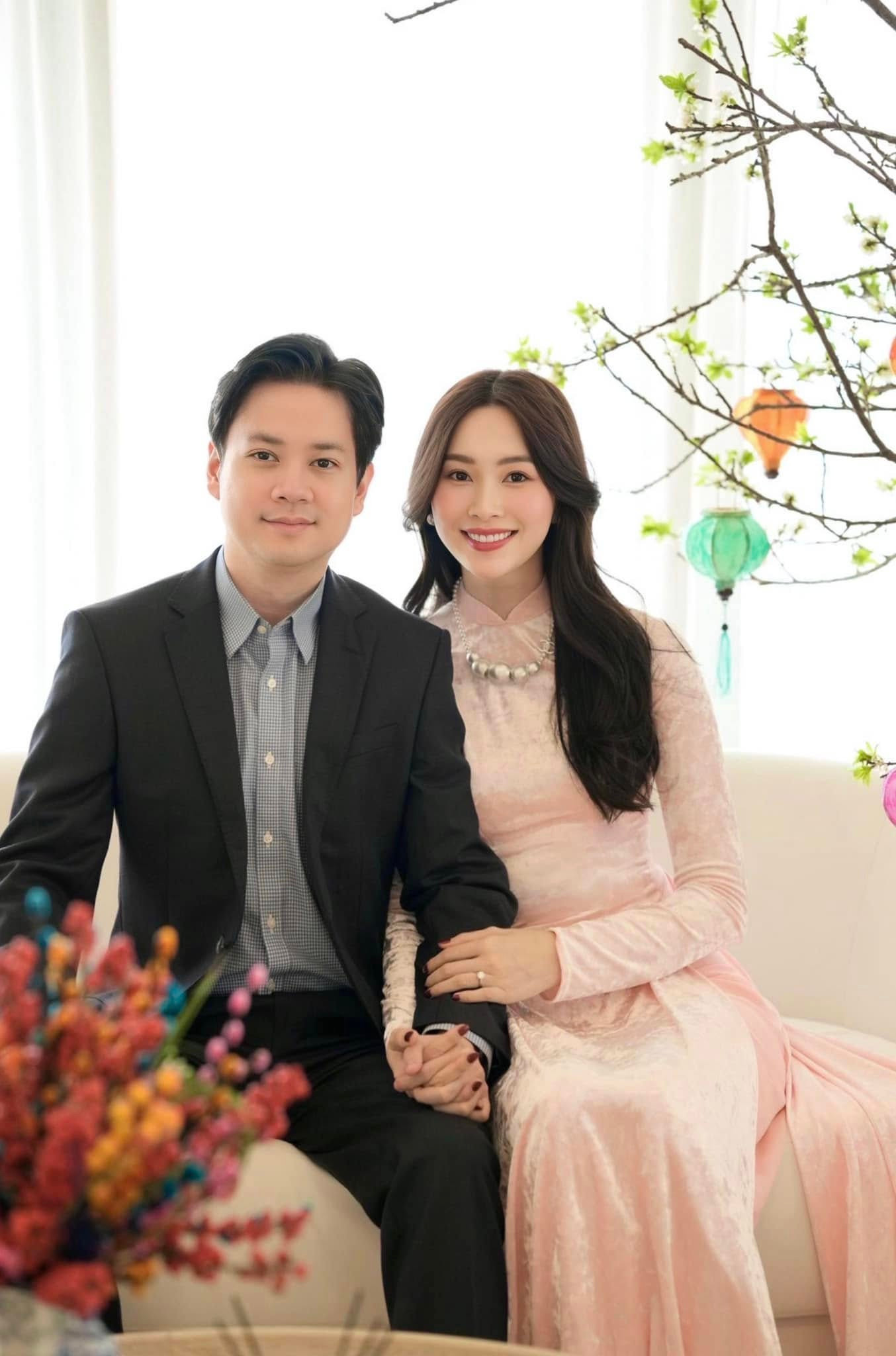 Hoa hậu Đặng Thu Thảo khoe ảnh bên chồng - doanh nhân Trung Tín - trong ngày Mùng 3 Tết. Người đẹp mặc áo dài hồng nền nã, thanh lịch. Không gian biệt thự của Hoa hậu Việt Nam 2012 được trang trí sang trọng, rực rỡ để đón năm mới.