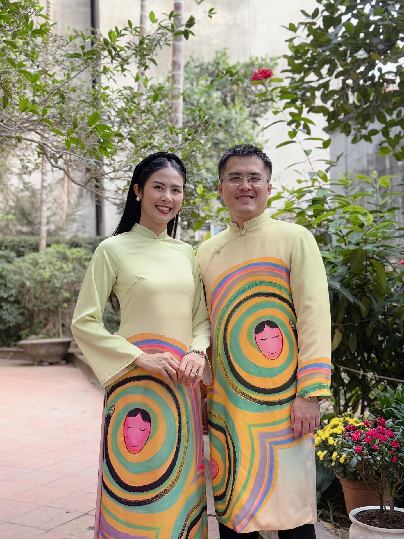 Hoa hậu Ngọc Hân giữ truyền thống mặc áo dài đi chúc Tết họ hàng hai bên trong ngày mùng 1 Tết. Cô hy vọng có con trong năm Ất Tỵ.