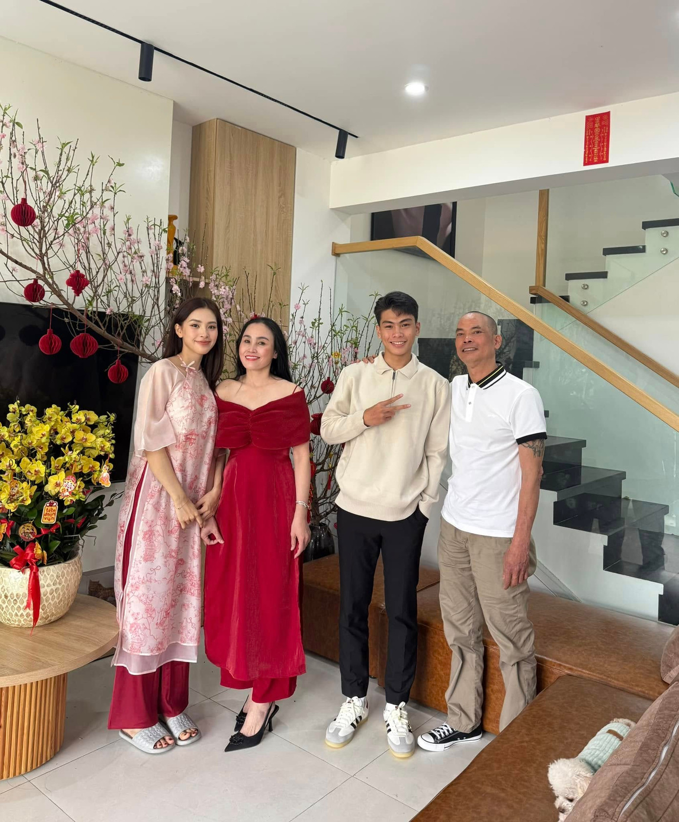 Sau lịch trình bận rộn với bộ phim Tết Bộ tứ báo thủ, hoa hậu Tiểu Vy trở về Đà Nẵng đoàn tụ cùng gia đình đón năm mới.