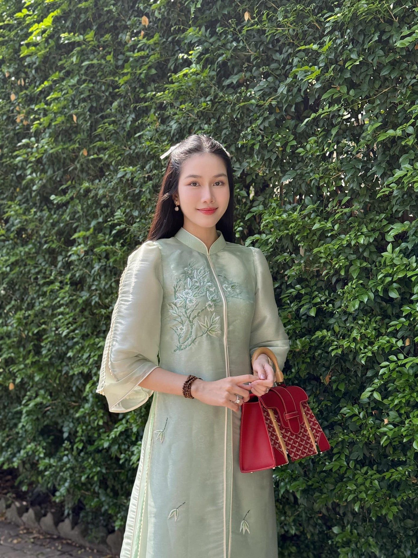 Á hậu Phương Anh cùng chồng tiến sĩ mặc áo dài du xuân trong ngày đầu năm mới. Á hậu 1 Hoa hậu Việt Nam 2020 đang bận rộn học tiến sĩ và làm giảng viên tại Đại học RMIT.