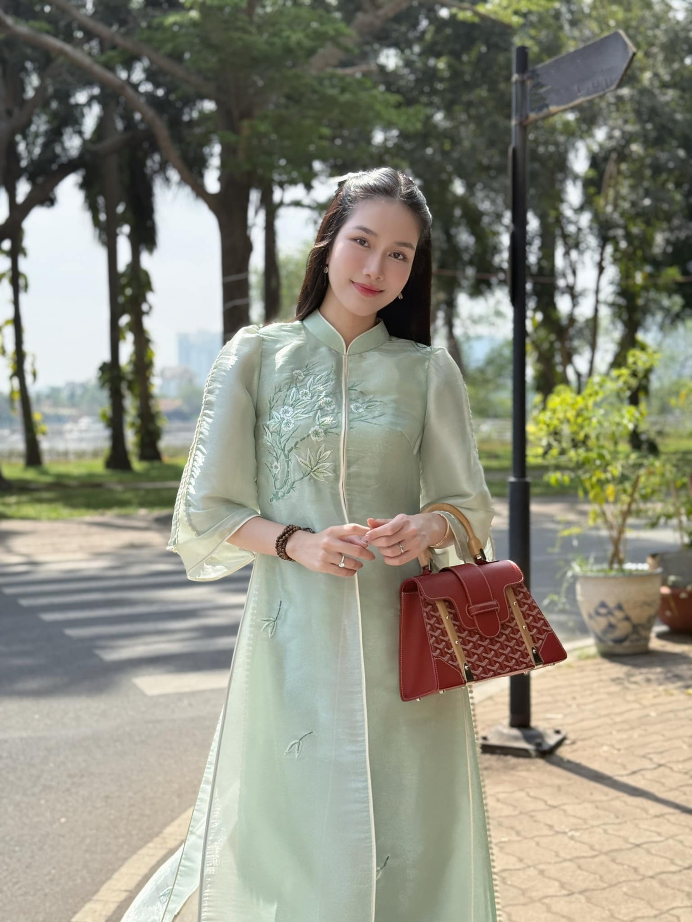 Á hậu Phương Anh cùng chồng tiến sĩ mặc áo dài du xuân trong ngày đầu năm mới. Á hậu 1 Hoa hậu Việt Nam 2020 đang bận rộn học tiến sĩ và làm giảng viên tại Đại học RMIT.