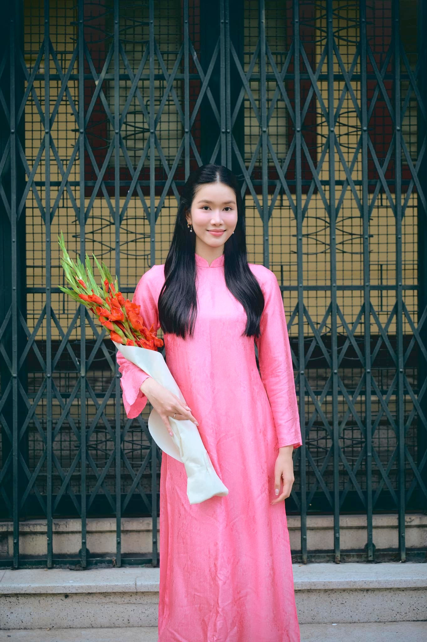 Á hậu Phương Anh nổi bật trên đường phố TPHCM với bộ áo dài tông màu hồng ngọt ngào.