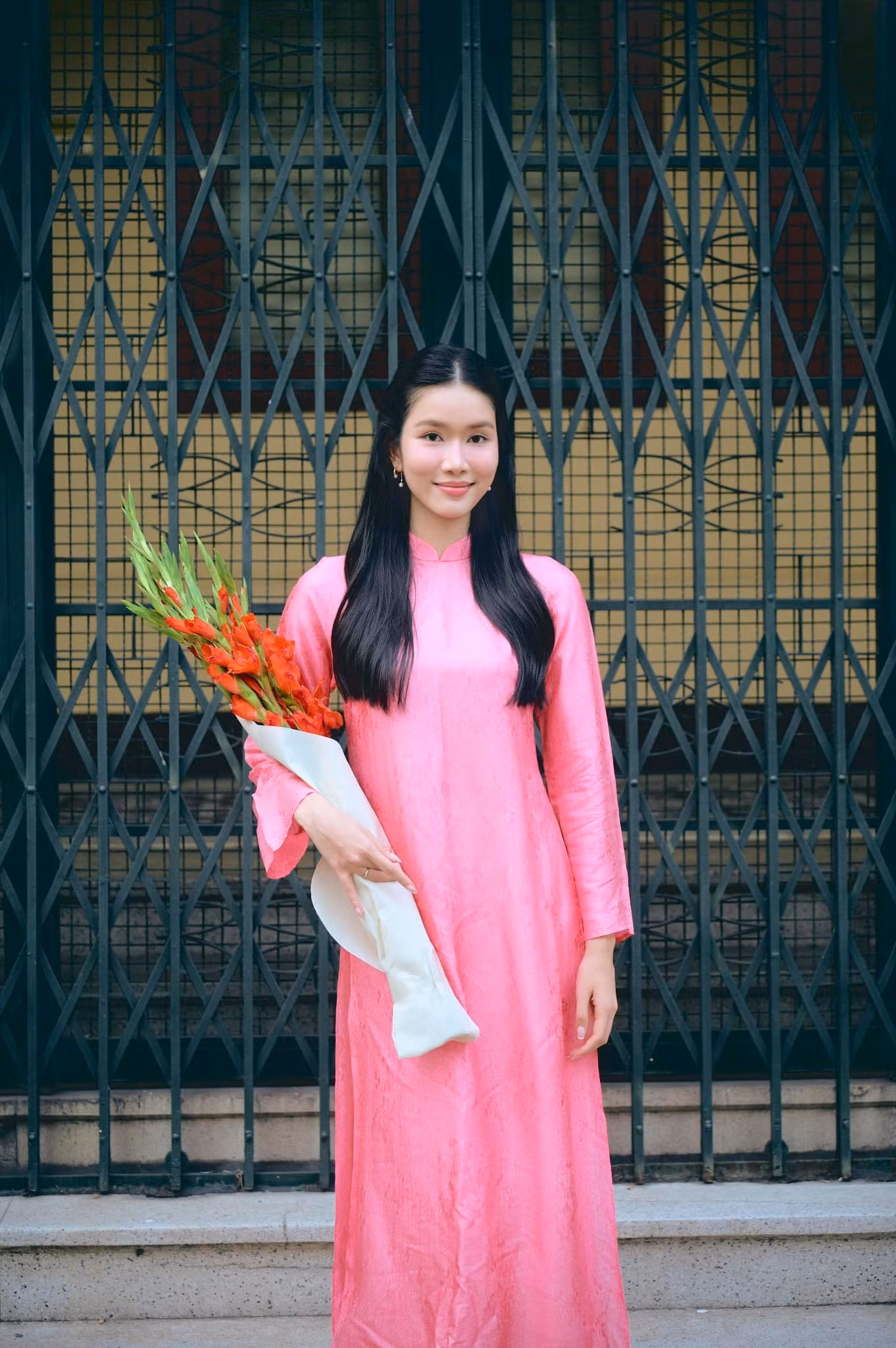 Á hậu Phương Anh nổi bật trên đường phố TPHCM với bộ áo dài tông màu hồng ngọt ngào.
