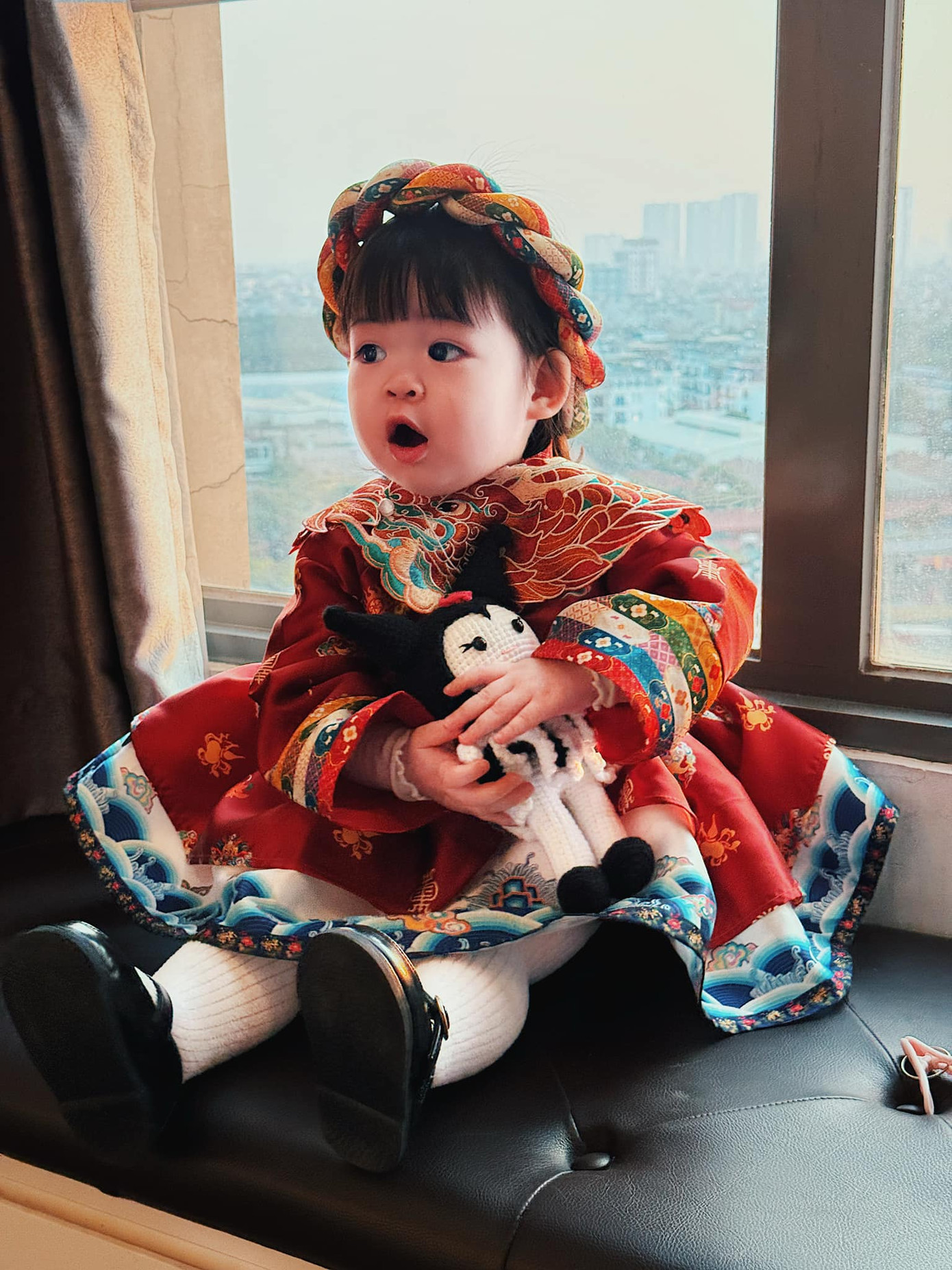 Trên trang cá nhân, Hoa hậu Đỗ Mỹ Linh đăng ảnh con gái vào ngày Mùng 3 Tết. Cô bé được mẹ cho ăn mặc rực rỡ, nổi bật khi đi du xuân. Hình ảnh con gái Đỗ Mỹ Linh gây sốt mạng xã hội, nhận được hơn 5.500 lượt yêu thích và hàng trăm bình luận khen ngợi vẻ đáng yêu. Đỗ Mỹ Linh và Chủ tịch CLB Hà Nội - Đỗ Vinh Quang - kết hôn hồi tháng 10/2022 và chào đón con gái đầu lòng hồi tháng 7/2023. Cô bé được đặt tên Tuệ An, tên thân mật ở nhà là Titi.