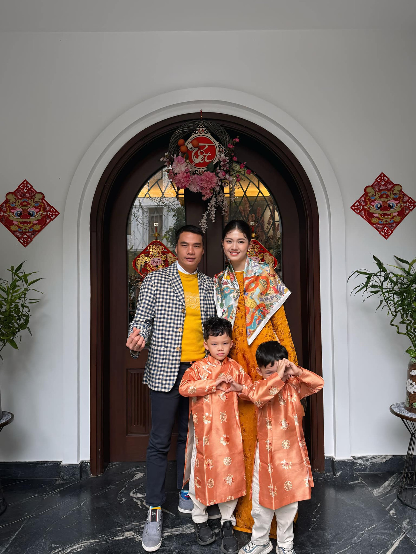 Á hậu Thanh Tú mặc áo dài rực rỡ, cùng chồng và hai con trai đi du xuân trong ngày Mùng 3 Tết. Á hậu Việt Nam 2016 chăm chỉ mặc áo dài trong dịp Tết Ất Tỵ. Cô ưu ái các thiết kế áo dài lụa, dáng suông, có họa tiết hoa nổi bật.