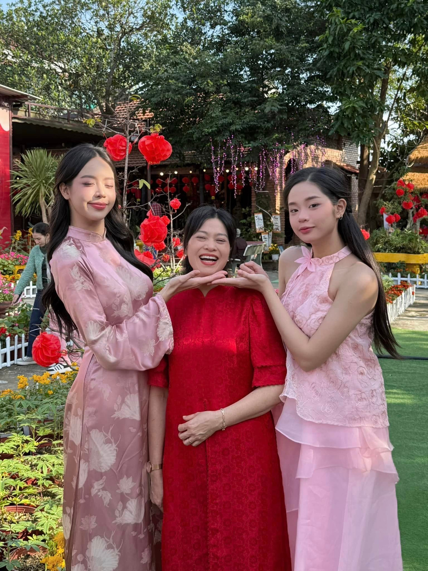 Hoa hậu Thanh Thủy cùng bố mẹ và em gái mặc áo dài đi du xuân ngày Mùng 1 Tết.