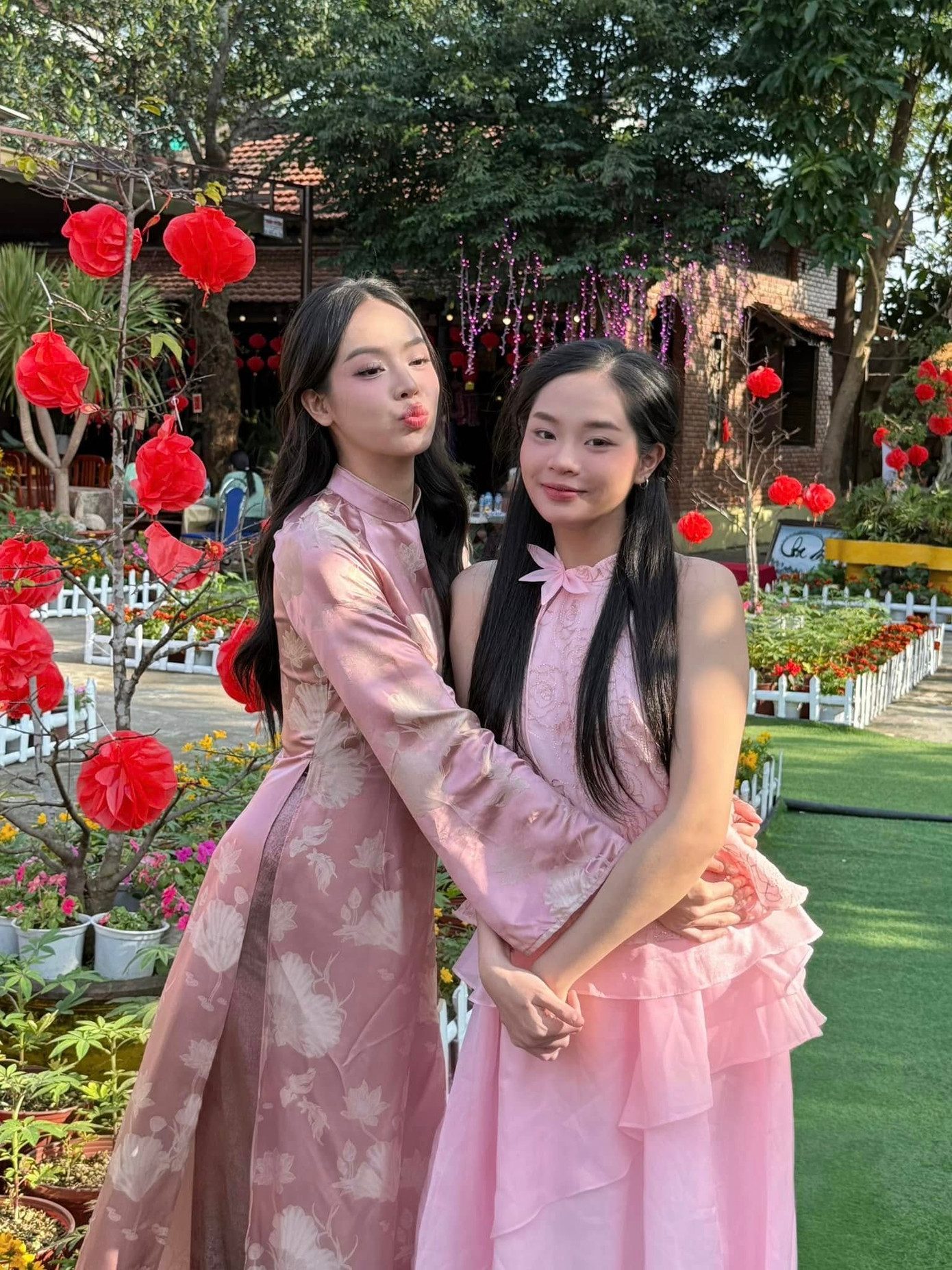 Hoa hậu Quốc tế 2024 và em gái cùng chọn trang phục tông màu hồng pastel thanh lịch, nền nã.