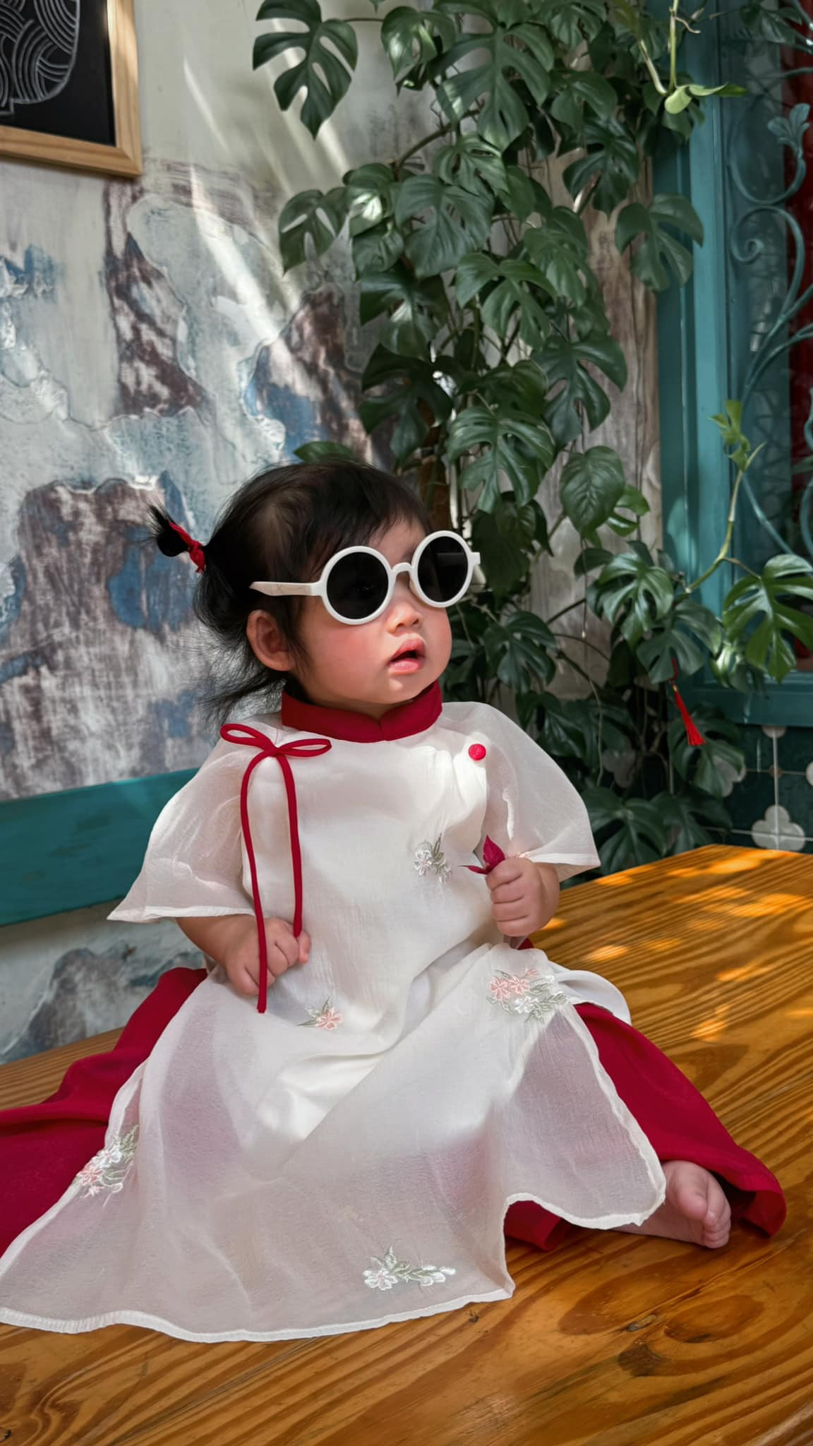 Á hậu Hoàng My khoe ảnh con gái trên trang cá nhân. Cô bé được mẹ cho mặc áo dài khi đi du xuân. Bé Ayla chào đời khỏe mạnh vào đầu tháng 4/2024 tại Áo, sau hành trình mang bầu nhiều vất vả của Hoàng My. Là người đam mê dịch chuyển và khám phá, á hậu Hoàng My cho con gái đầu lòng đi nhiều nơi dù mới vài tháng tuổi.