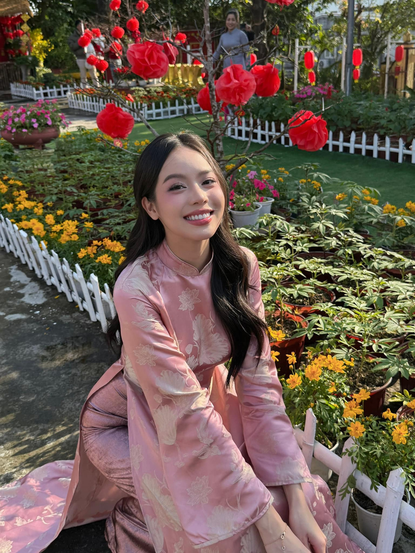 Hoa hậu Quốc tế 2024 và em gái cùng chọn trang phục tông màu hồng pastel thanh lịch, nền nã.