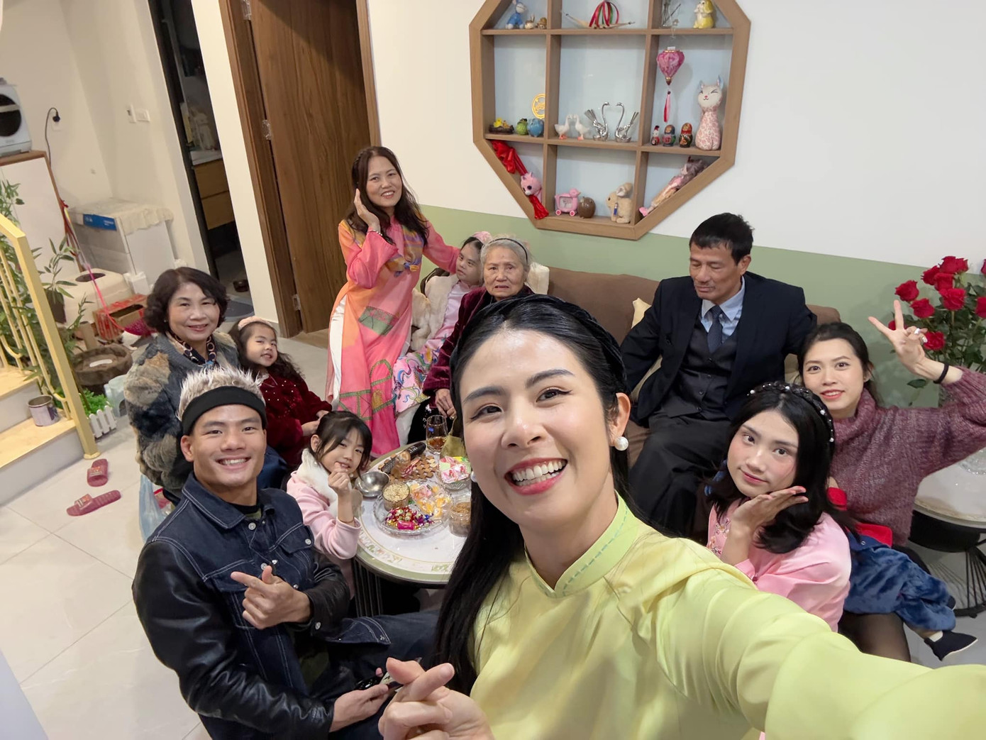 Hoa hậu Ngọc Hân giữ truyền thống mặc áo dài đi chúc Tết họ hàng hai bên trong ngày mùng 1 Tết. Cô hy vọng có con trong năm Ất Tỵ.