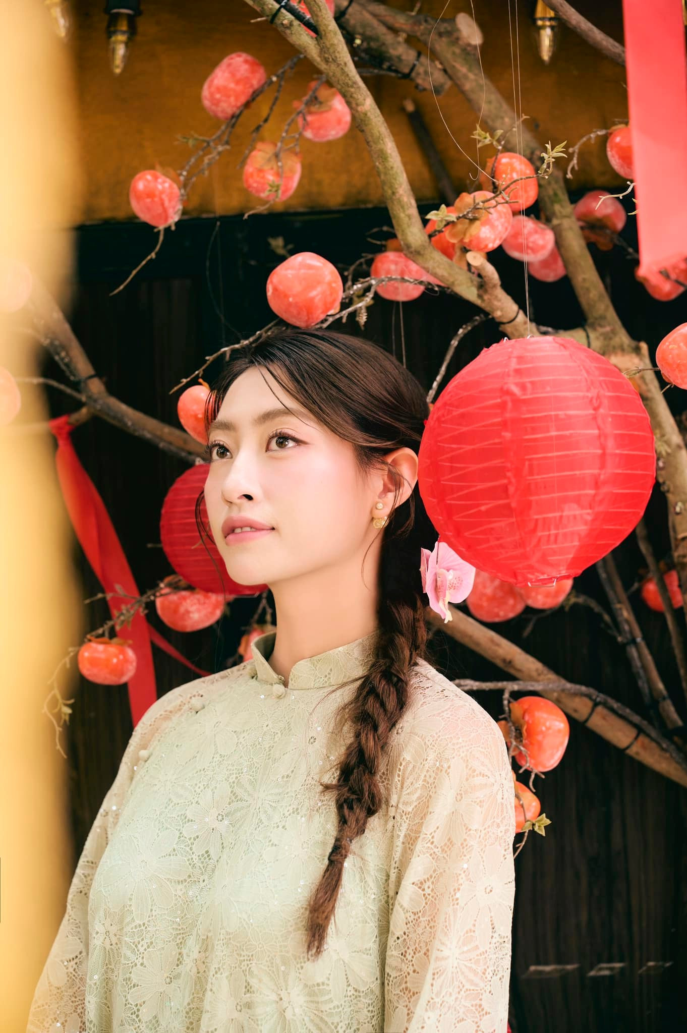 Hoa hậu Lương Thùy Linh mặc áo dài ren màu xanh đi vãn cảnh chùa ở quê hương Cao Bằng trong ngày Mùng 3 Tết.