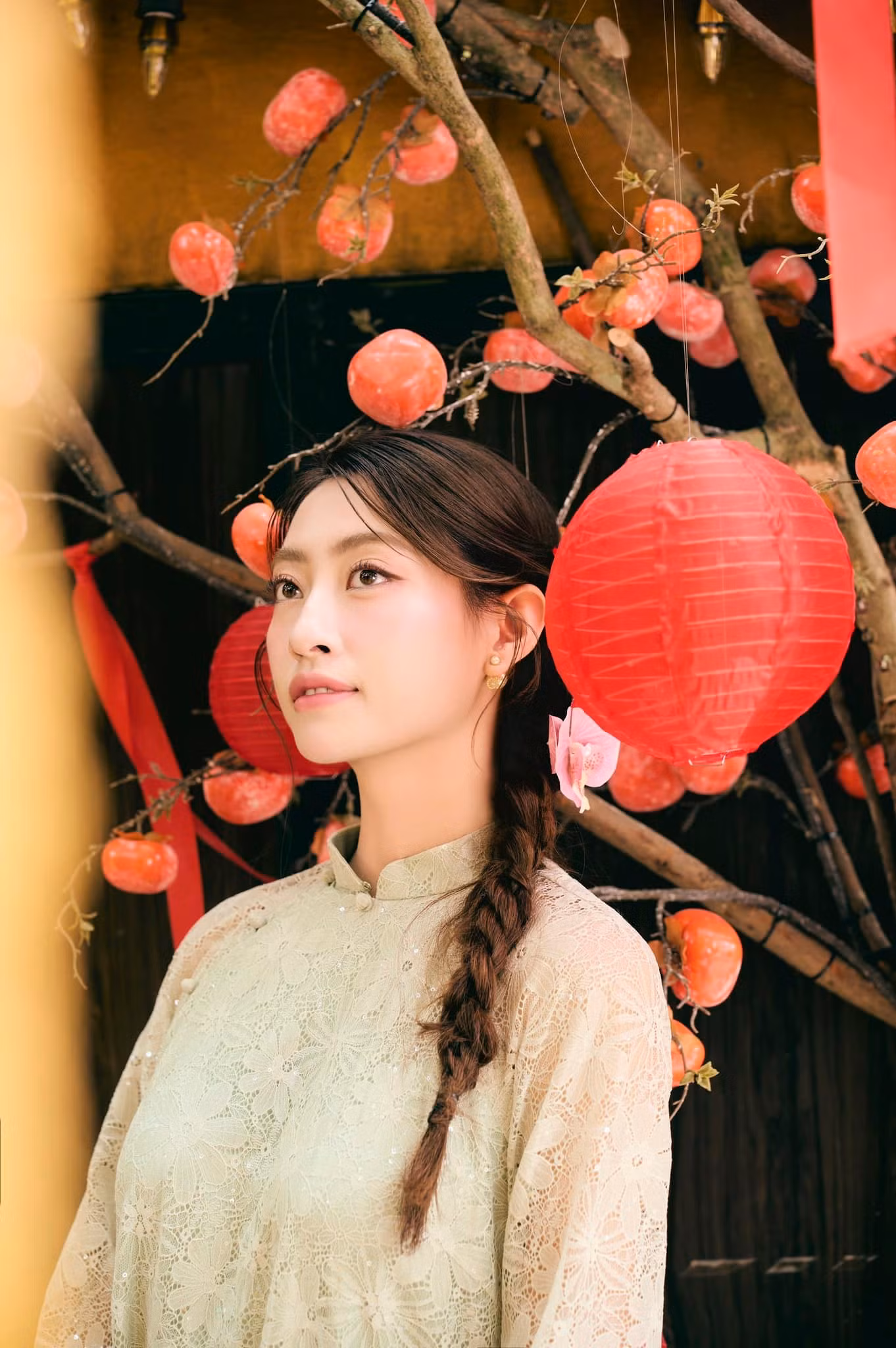 Hoa hậu Lương Thùy Linh mặc áo dài ren màu xanh đi vãn cảnh chùa ở quê hương Cao Bằng trong ngày Mùng 3 Tết.