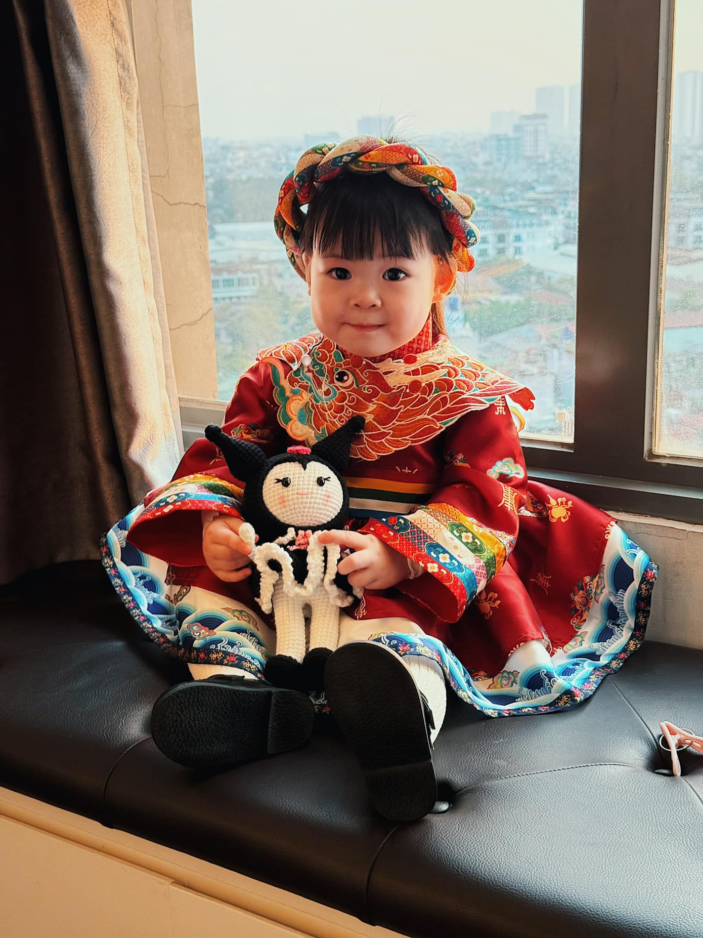 Trên trang cá nhân, Hoa hậu Đỗ Mỹ Linh đăng ảnh con gái vào ngày Mùng 3 Tết. Cô bé được mẹ cho ăn mặc rực rỡ, nổi bật khi đi du xuân. Hình ảnh con gái Đỗ Mỹ Linh gây sốt mạng xã hội, nhận được hơn 5.500 lượt yêu thích và hàng trăm bình luận khen ngợi vẻ đáng yêu. Đỗ Mỹ Linh và Chủ tịch CLB Hà Nội - Đỗ Vinh Quang - kết hôn hồi tháng 10/2022 và chào đón con gái đầu lòng hồi tháng 7/2023. Cô bé được đặt tên Tuệ An, tên thân mật ở nhà là Titi.