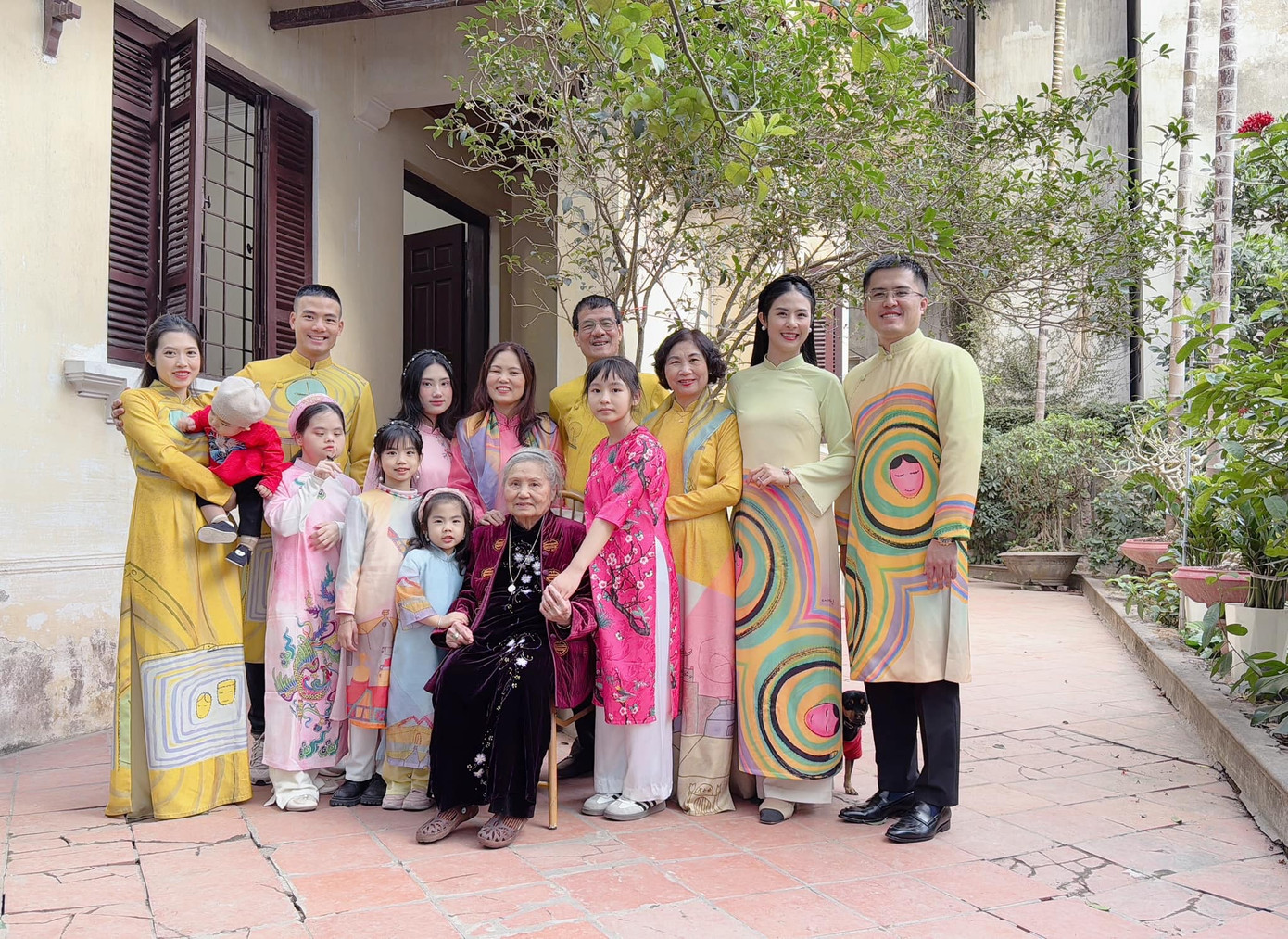 Hoa hậu Ngọc Hân giữ truyền thống mặc áo dài đi chúc Tết họ hàng hai bên trong ngày mùng 1 Tết. Cô hy vọng có con trong năm Ất Tỵ.