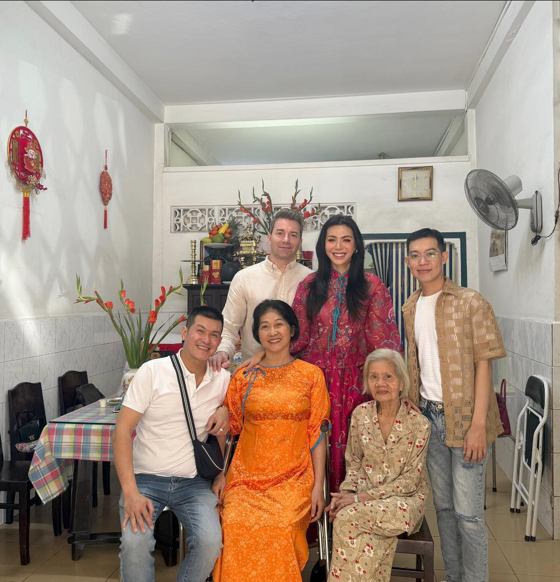 Người mẫu Minh Tú mặc áo dài, cùng chồng Tây đón Tết ở quê ngoại.