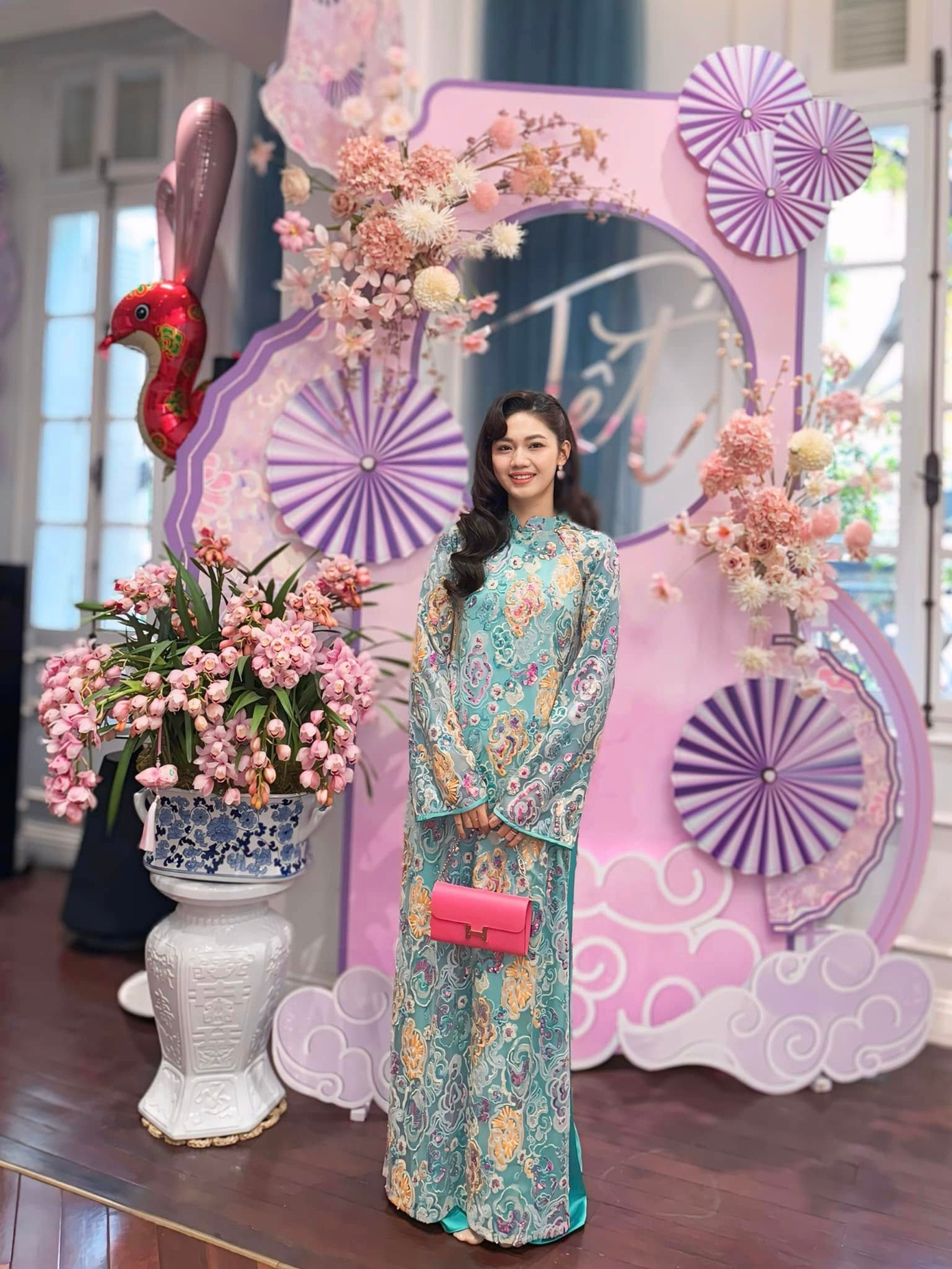 Á hậu Thanh Tú diện áo dài họa tiết nổi bật khi đi chúc Tết bố mẹ.