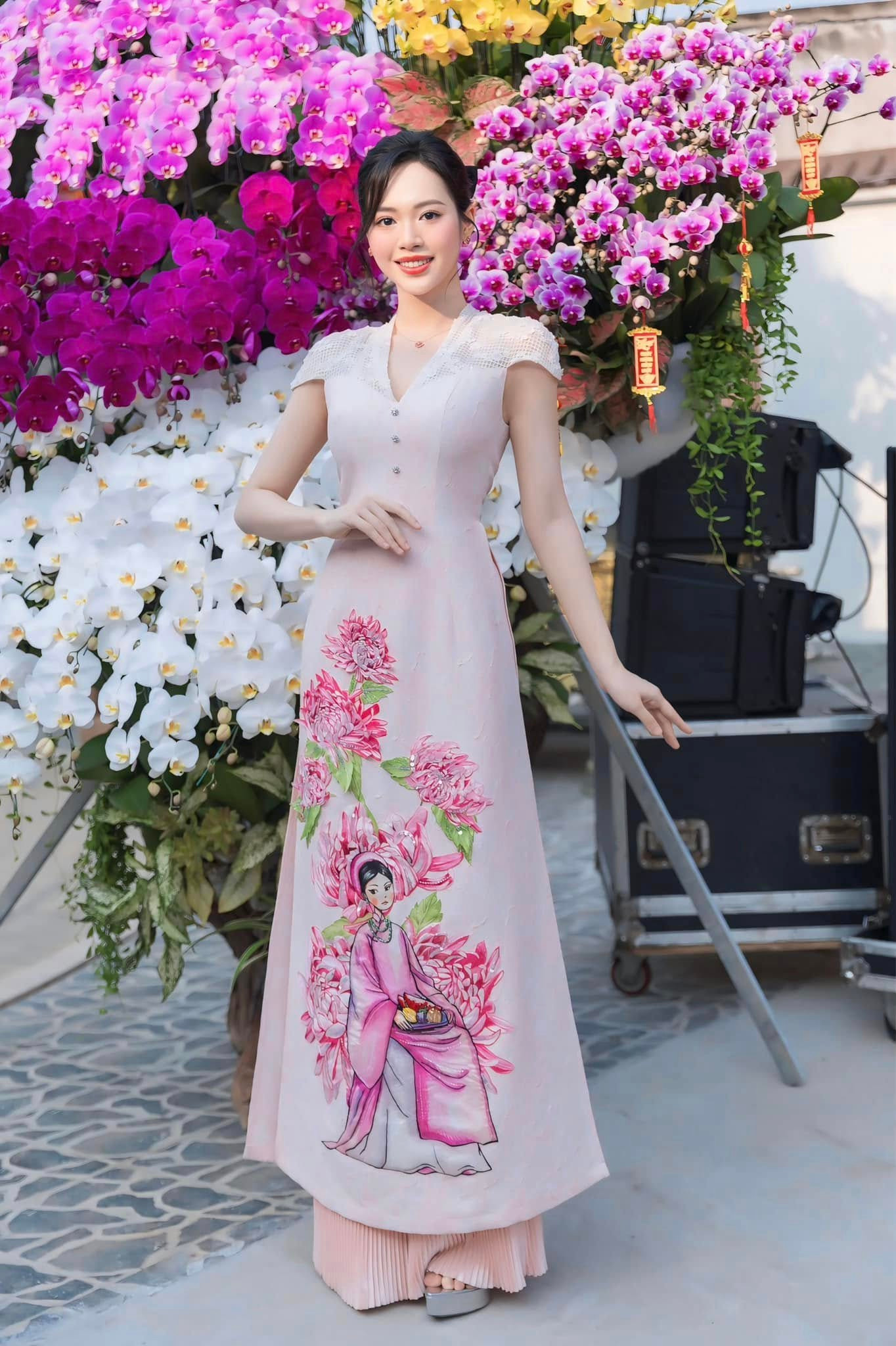 Á hậu Trịnh Thùy Linh diện áo dài kiểu dáng cách tân, họa tiết lạ mắt khi du xuân.