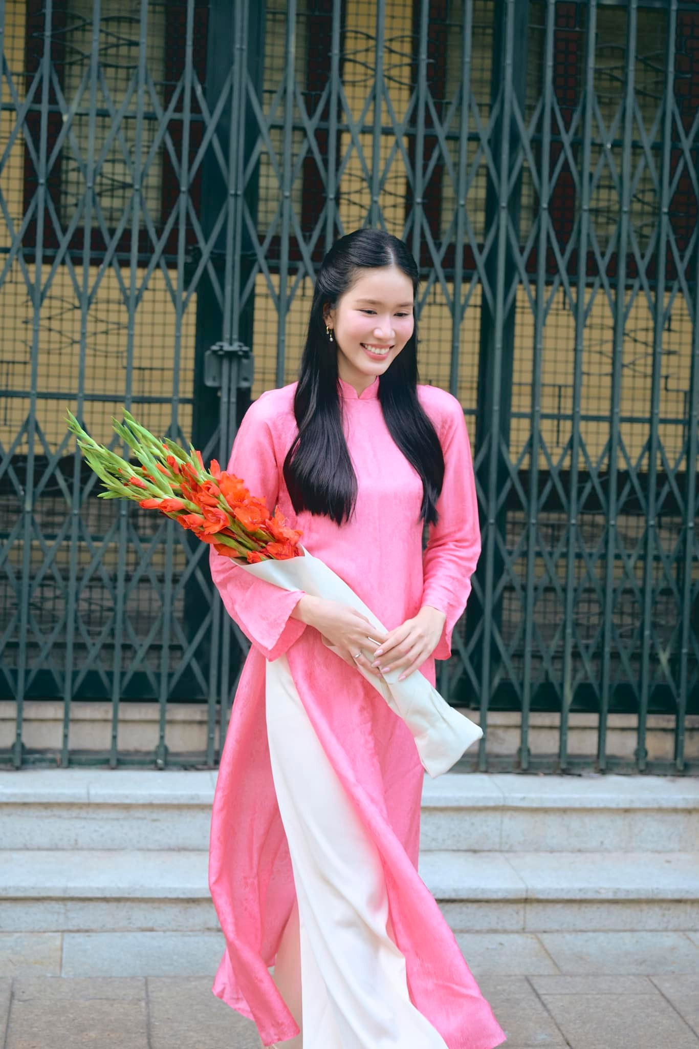 Á hậu Phương Anh nổi bật trên đường phố TPHCM với bộ áo dài tông màu hồng ngọt ngào.