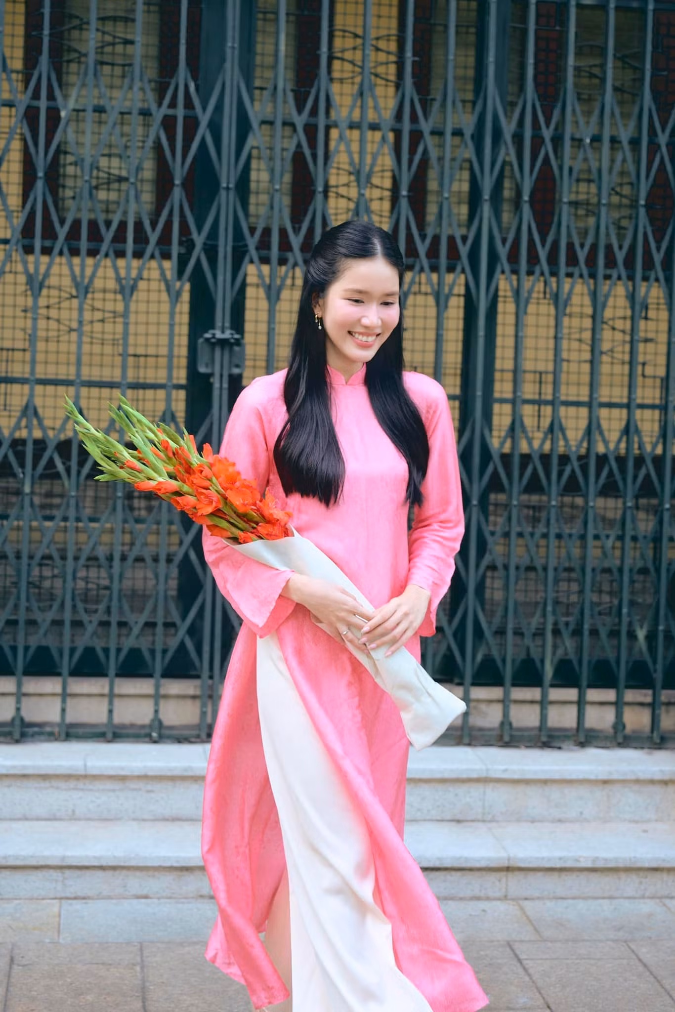 Á hậu Phương Anh nổi bật trên đường phố TPHCM với bộ áo dài tông màu hồng ngọt ngào.