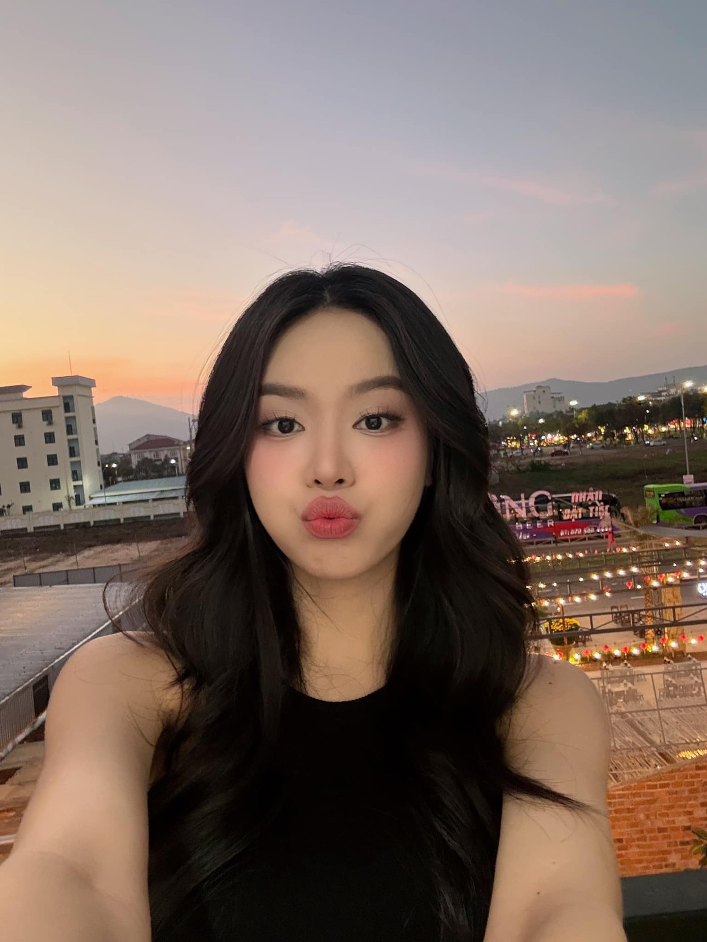 Hoa hậu Thanh Thủy khoe nhan sắc dịu dàng khi khoe sắc bên hoa đào trong nhà ngày Mùng 3 Tết.