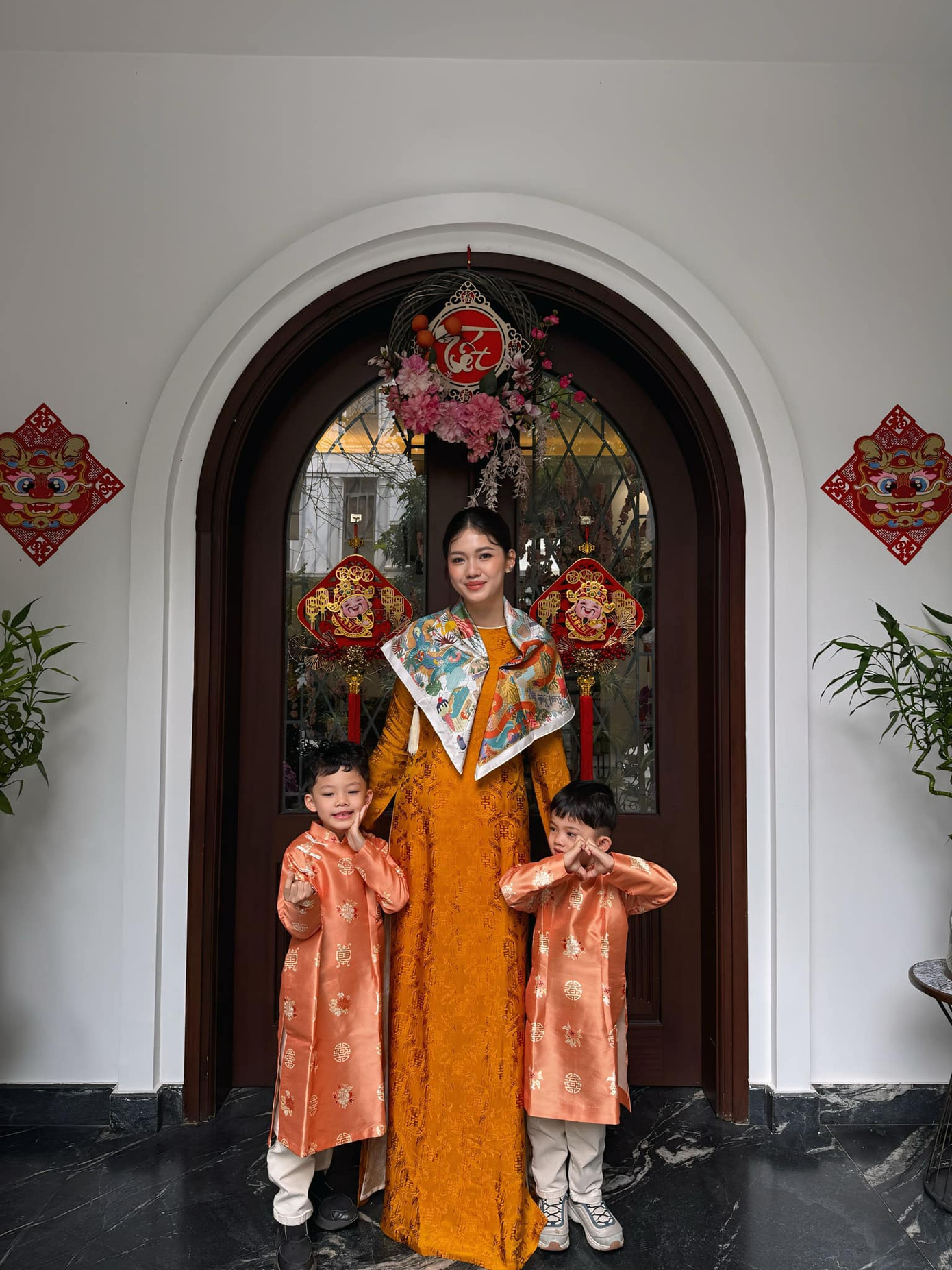 Á hậu Thanh Tú mặc áo dài rực rỡ, cùng chồng và hai con trai đi du xuân trong ngày Mùng 3 Tết. Á hậu Việt Nam 2016 chăm chỉ mặc áo dài trong dịp Tết Ất Tỵ. Cô ưu ái các thiết kế áo dài lụa, dáng suông, có họa tiết hoa nổi bật.