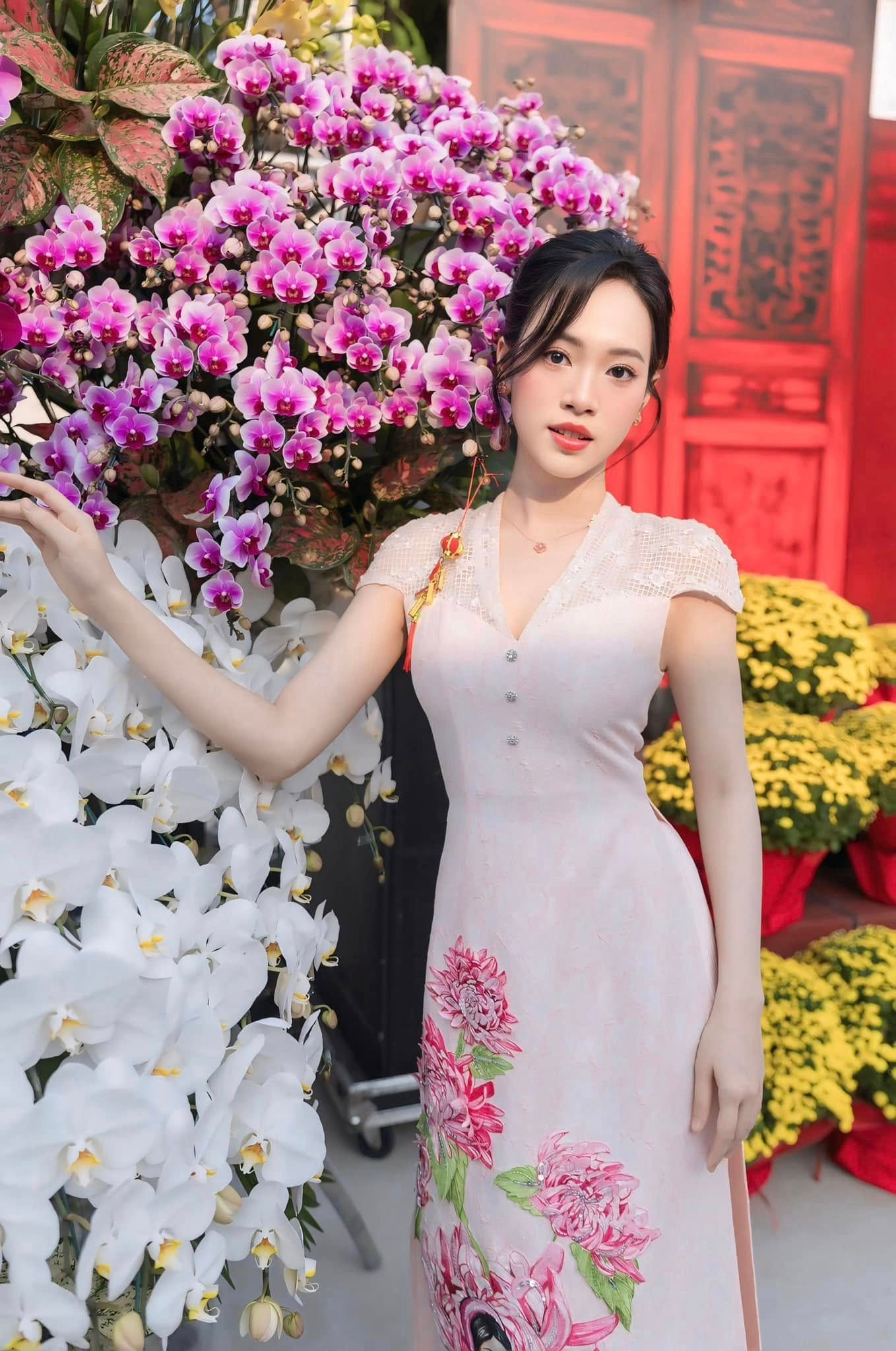 Bộ áo dài tông màu hồng nhạt khéo léo tôn lên số đo ba vòng chuẩn của người đẹp Thanh Hóa.