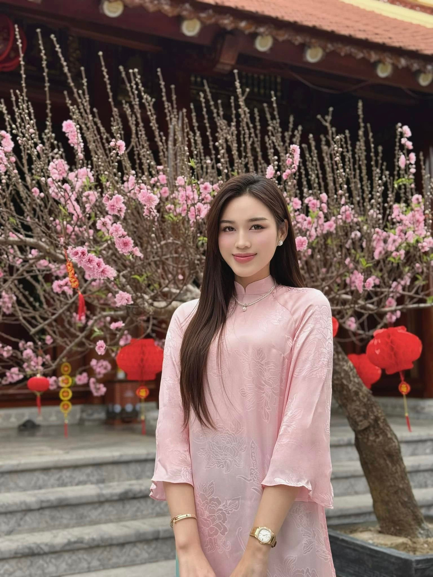 Hoa hậu Việt Nam 2020 chọn áo dài tông màu hồng nhạt nữ tính, để tóc thẳng tự nhiên. Cô khéo léo phối cùng chiếc túi cói, trang điểm nhẹ nhàng.