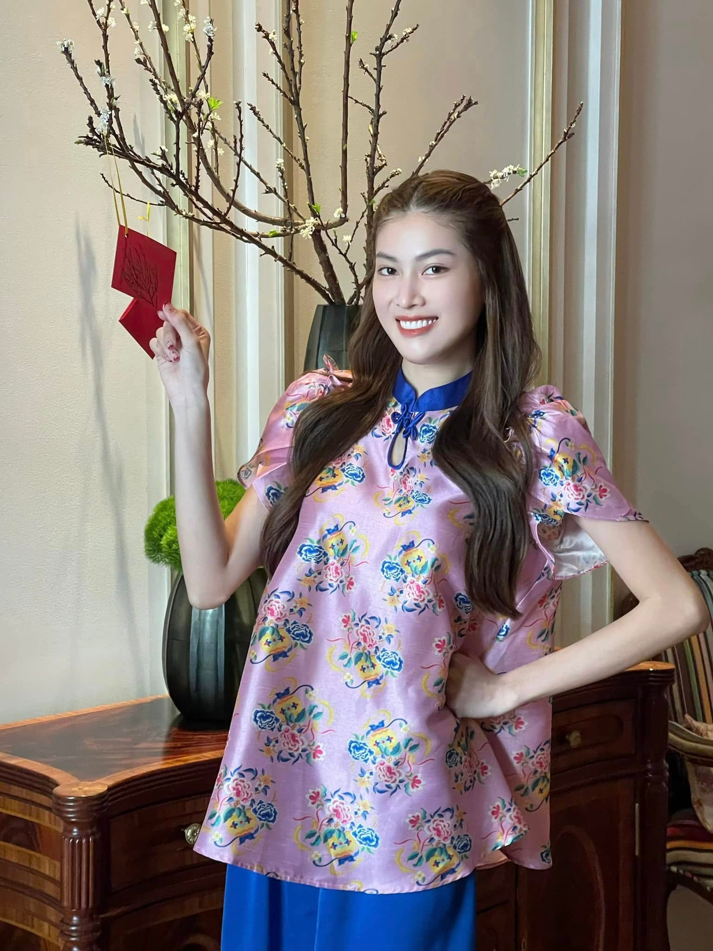 Á hậu Ngọc Thảo khoe sắc bên hoa đào ngày Tết.