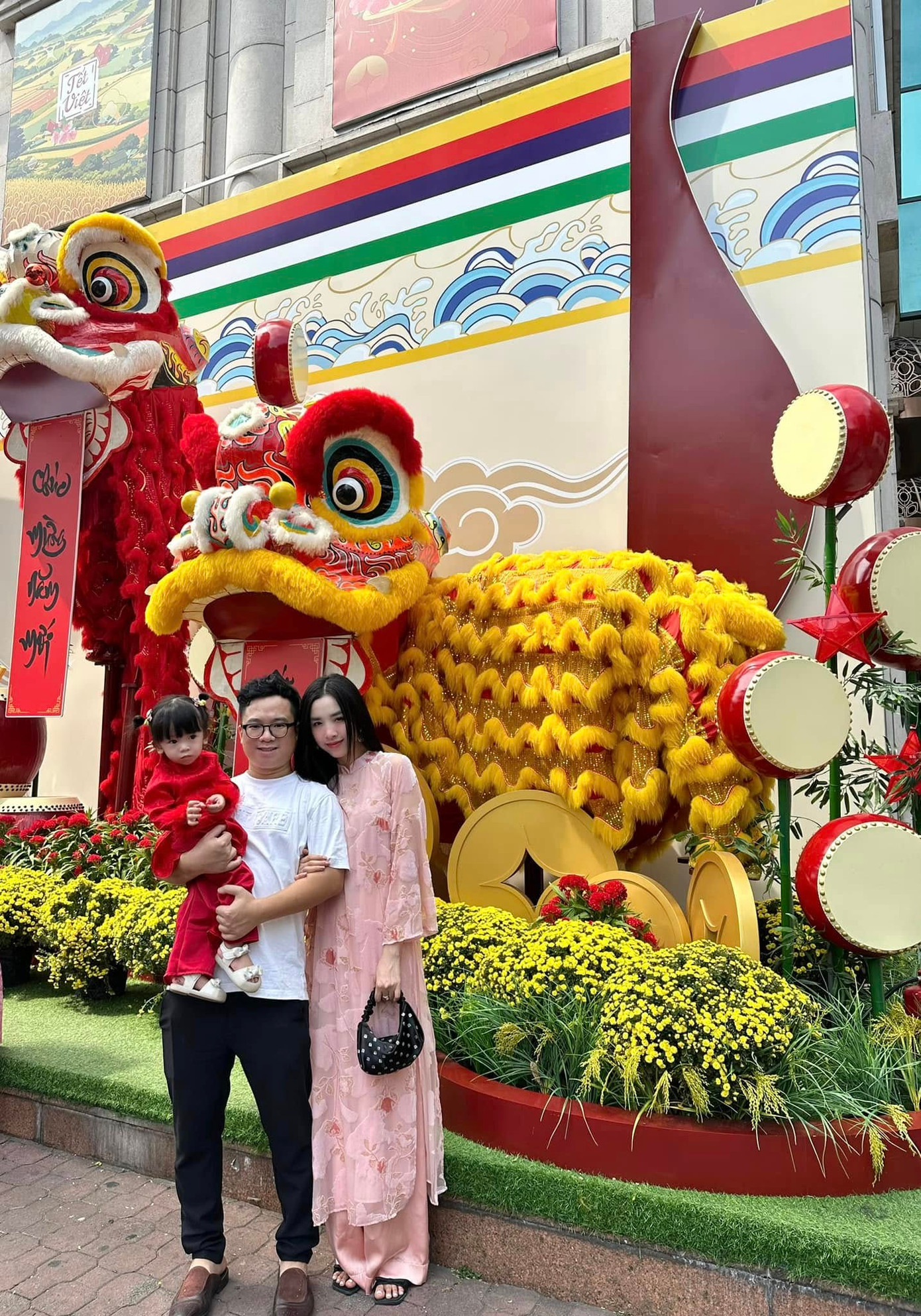 Á hậu Thúy An và chồng con trên đường phố TPHCM ngày Mùng 3 Tết.