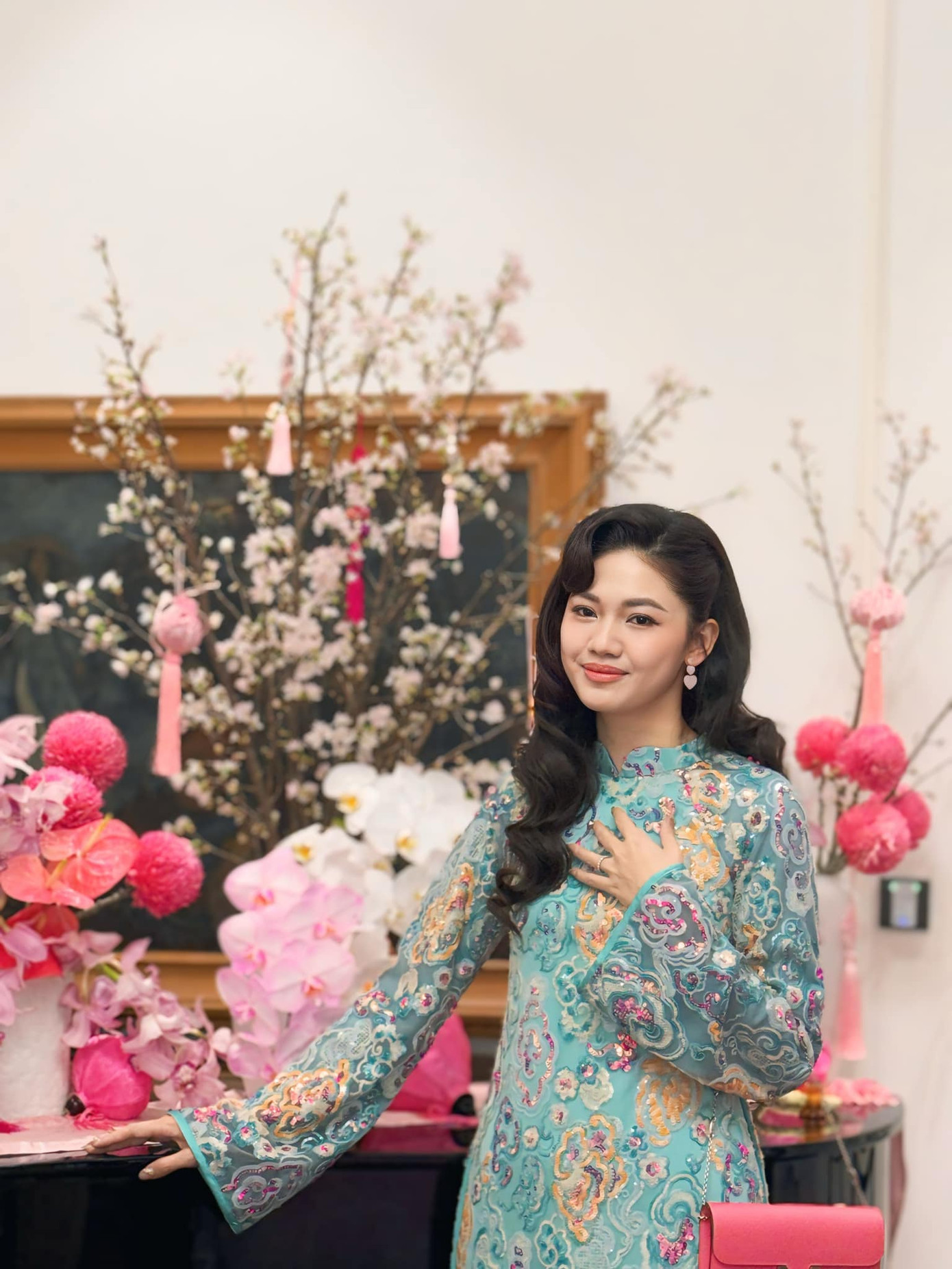 Á hậu Thanh Tú diện áo dài họa tiết nổi bật khi đi chúc Tết bố mẹ.