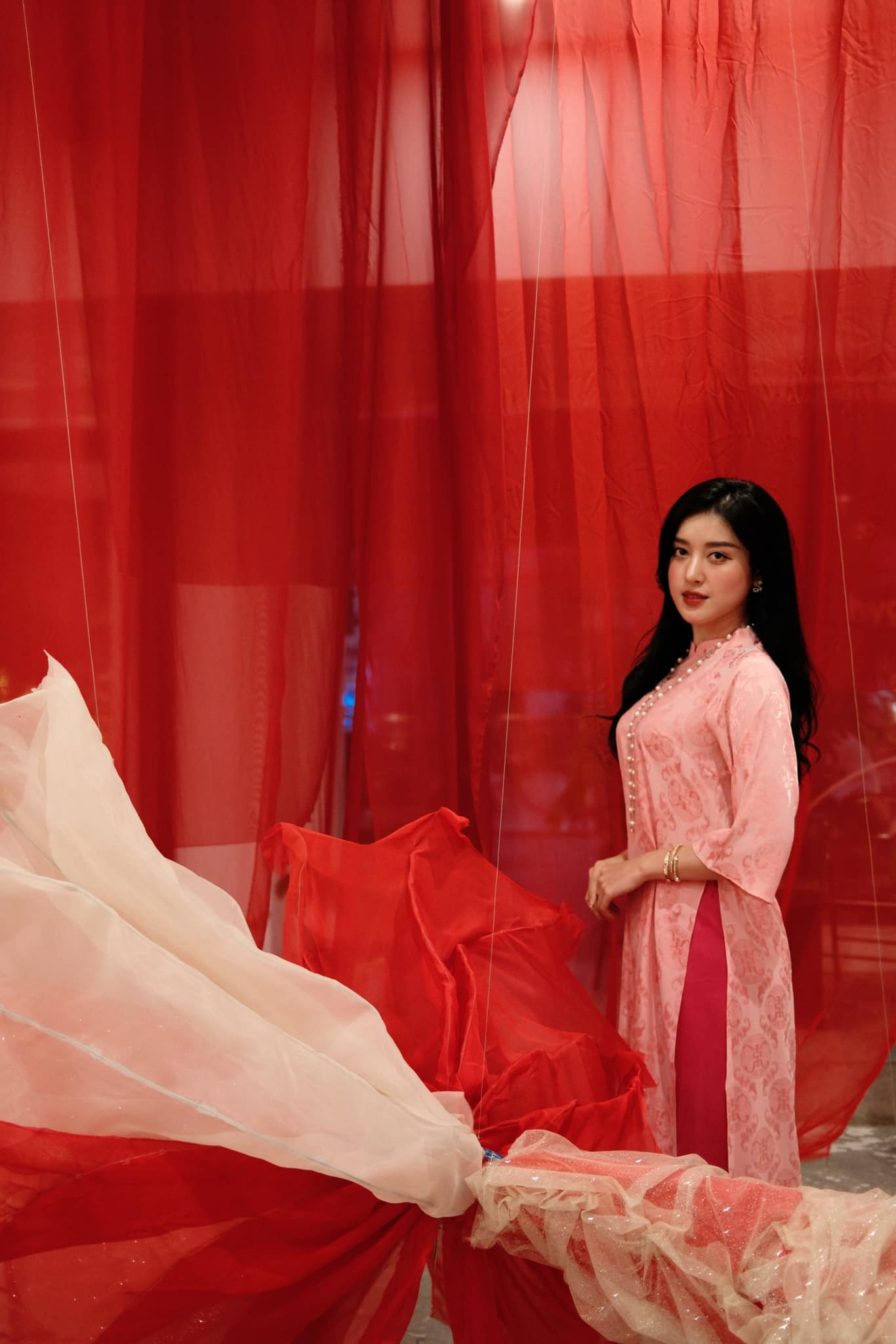 Á hậu Huyền My mặc áo dài hồng nữ tính khi gặp gỡ bạn bè ngày đầu năm.