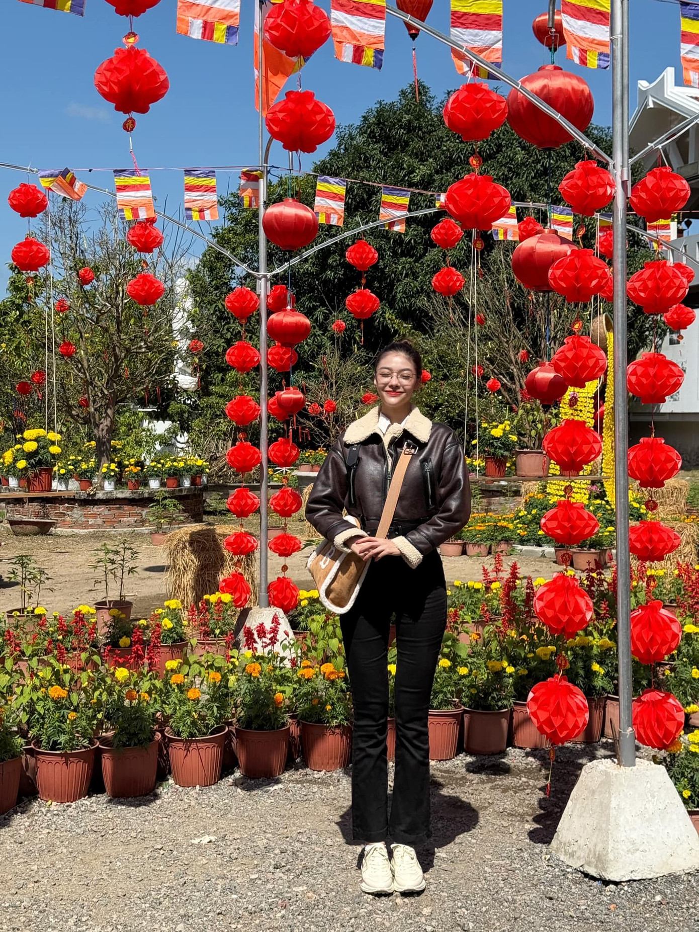 Á hậu Kiều Loan đi chùa cầu may ngày đầu năm.