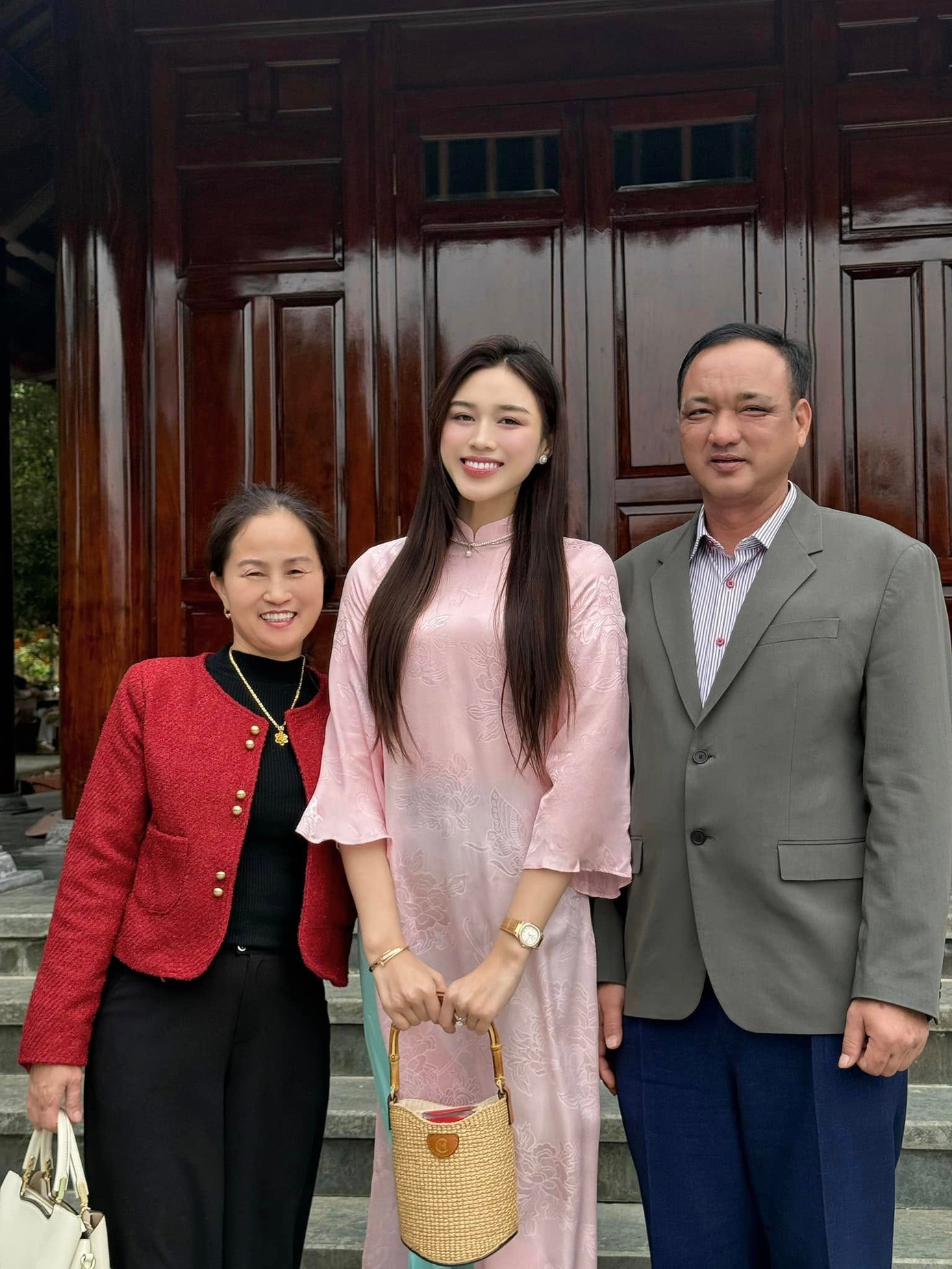 Hoa hậu Đỗ Thị Hà diện áo dài khi cùng cả nhà đi chùa trong ngày mùng 1 Tết.