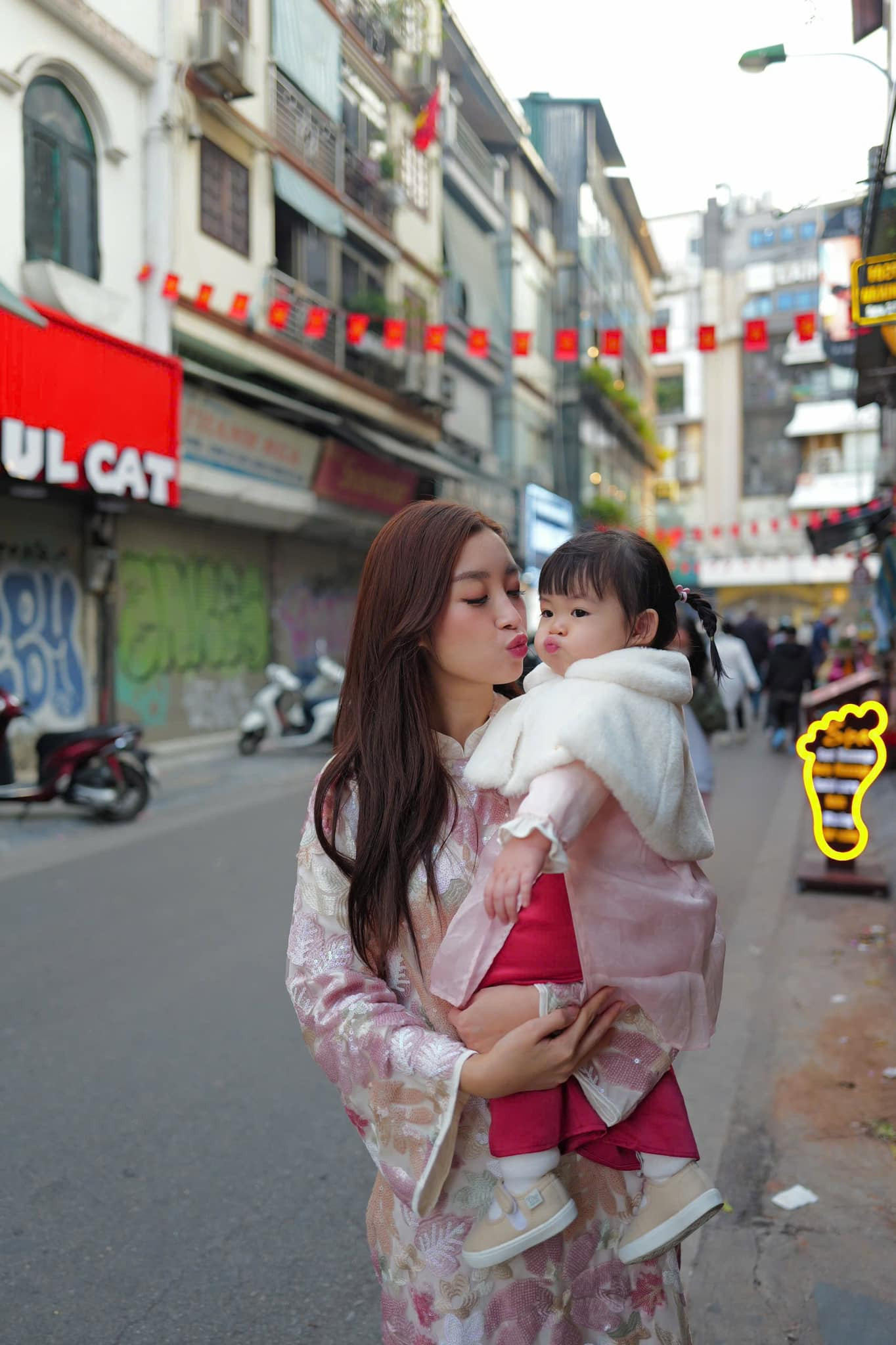 Đỗ Mỹ Linh khoe vẻ đáng yêu bên con gái trên phố ngày Tết.