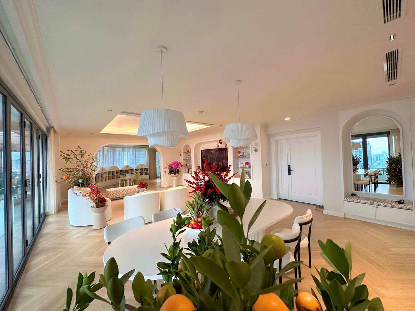 Hoa hậu Đặng Thu Thảo khoe ảnh bên chồng - doanh nhân Trung Tín - trong ngày Mùng 3 Tết. Người đẹp mặc áo dài hồng nền nã, thanh lịch. Không gian biệt thự của Hoa hậu Việt Nam 2012 được trang trí sang trọng, rực rỡ để đón năm mới.