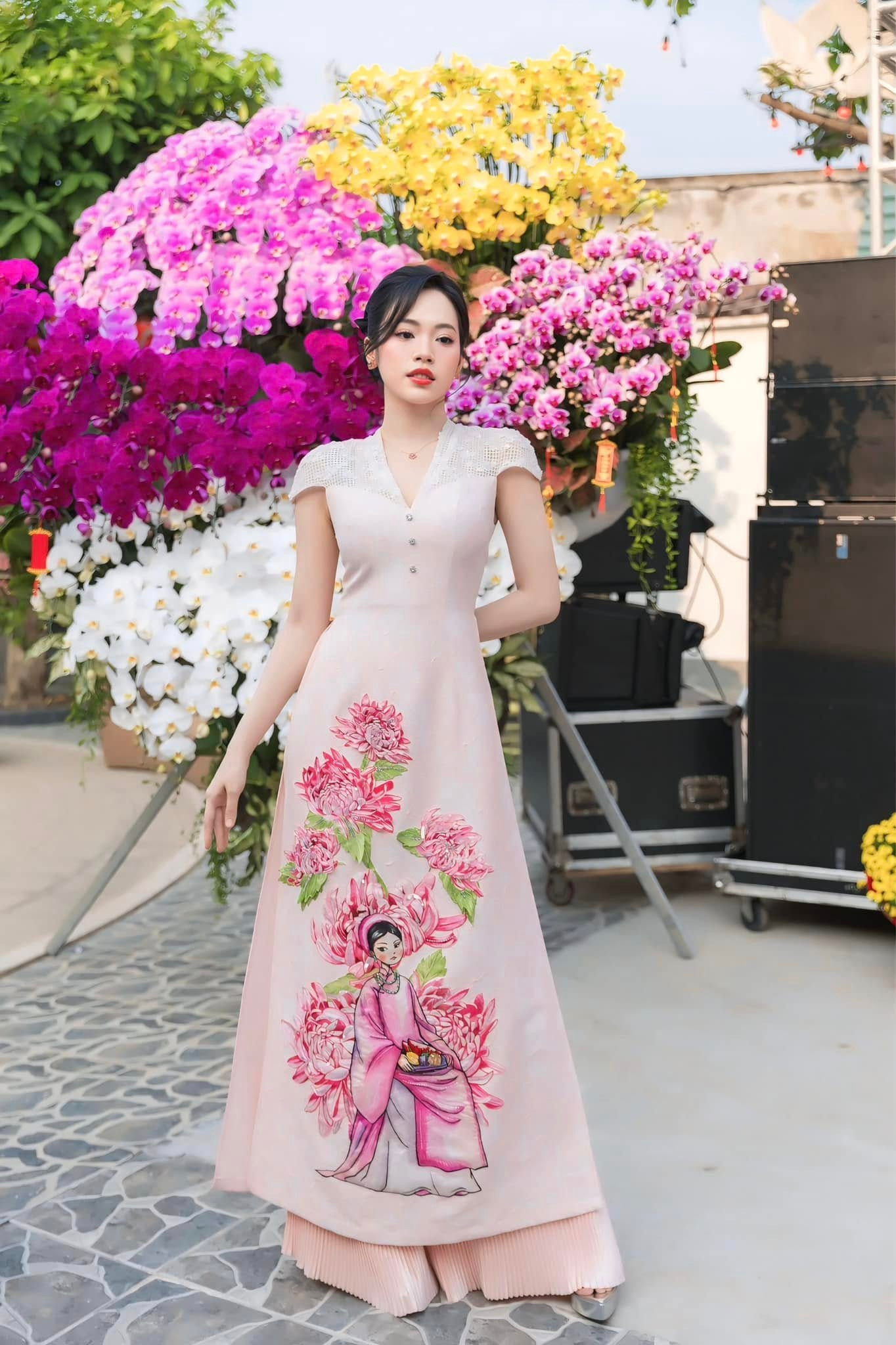 Á hậu Trịnh Thùy Linh diện áo dài kiểu dáng cách tân, họa tiết lạ mắt khi du xuân.