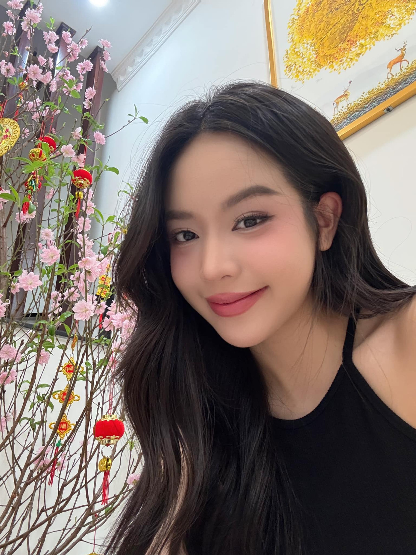 Hoa hậu Thanh Thủy khoe nhan sắc dịu dàng khi khoe sắc bên hoa đào trong nhà ngày Mùng 3 Tết.
