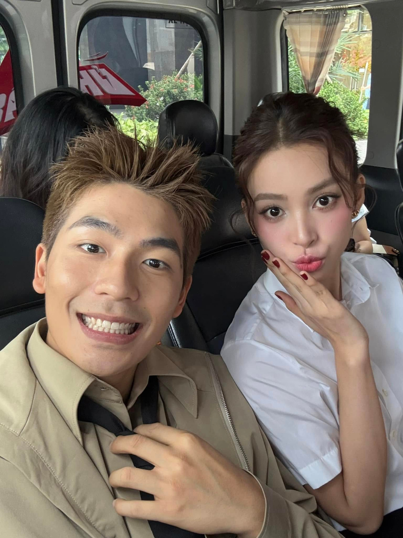 Hoa hậu Tiểu Vy bận rộn đi media tour cho bộ phim Bộ tứ bảo thủ vào dịp Tết. Cô khoe vẻ đáng yêu bên nam diễn viên Quốc Anh.