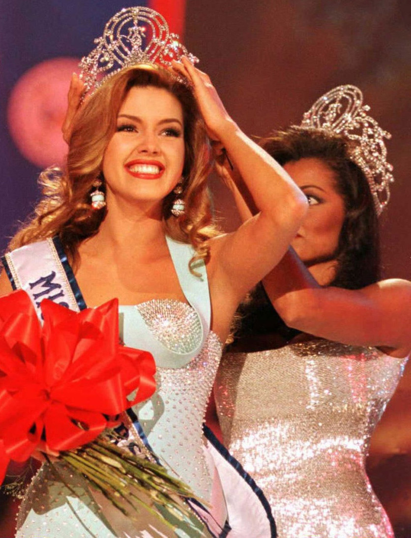 Hoa hậu Hoàn vũ 1996 Alicia Machado công khai chửi Selena Gomez trên mạng xã hội.