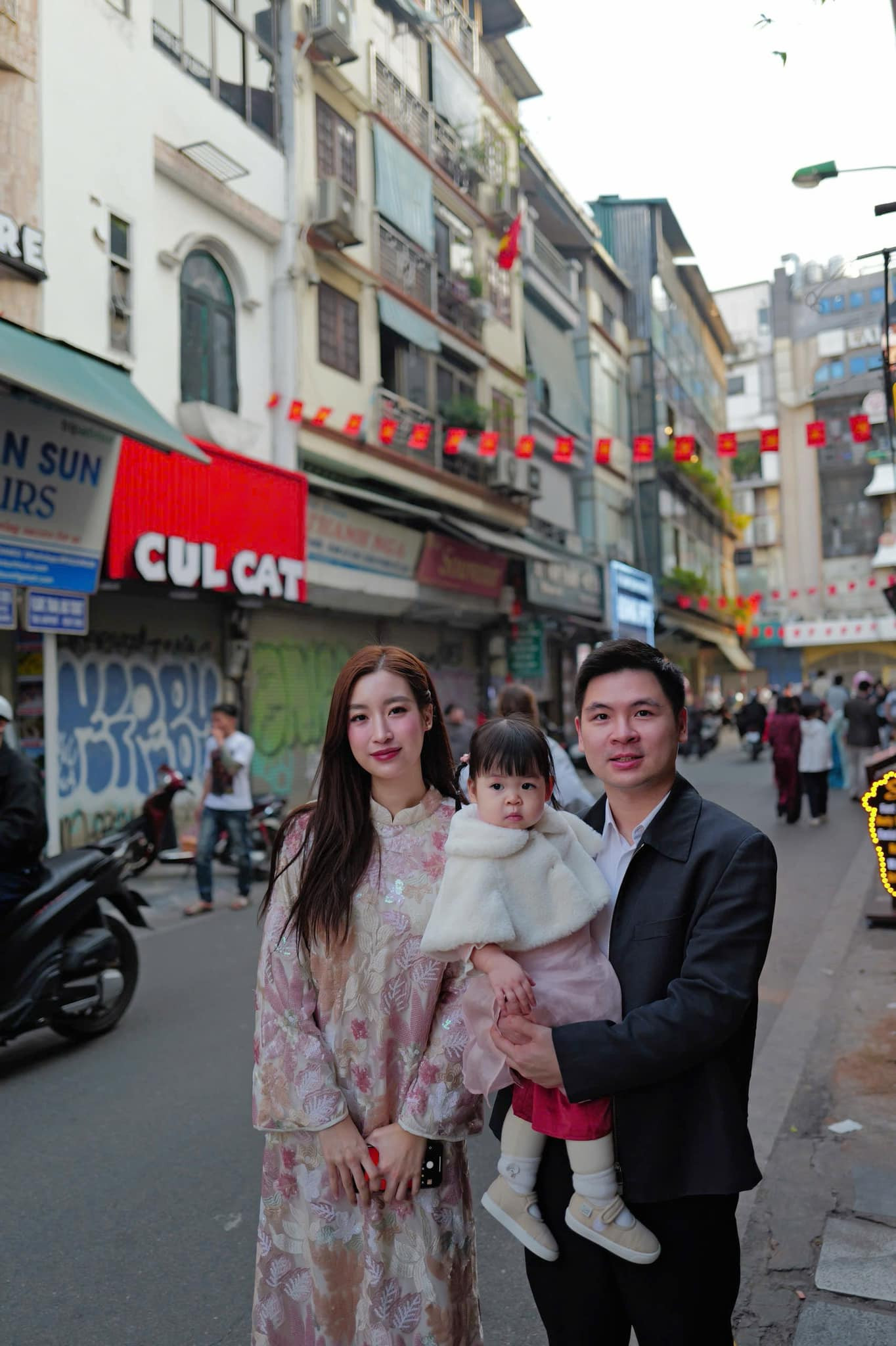 Ngày mùng 1 Tết, hoa hậu Đỗ Mỹ Linh cùng chồng chủ tịch về thăm nhà ngoại ở khu vực phố cổ Hà Nội. Hoa hậu Việt Nam 2016 diện áo dài họa tiết tông màu hồng thanh lịch, nữ tính. Con gái của Đỗ Mỹ Linh được cô cho mặc cùng tông màu hồng với mẹ.