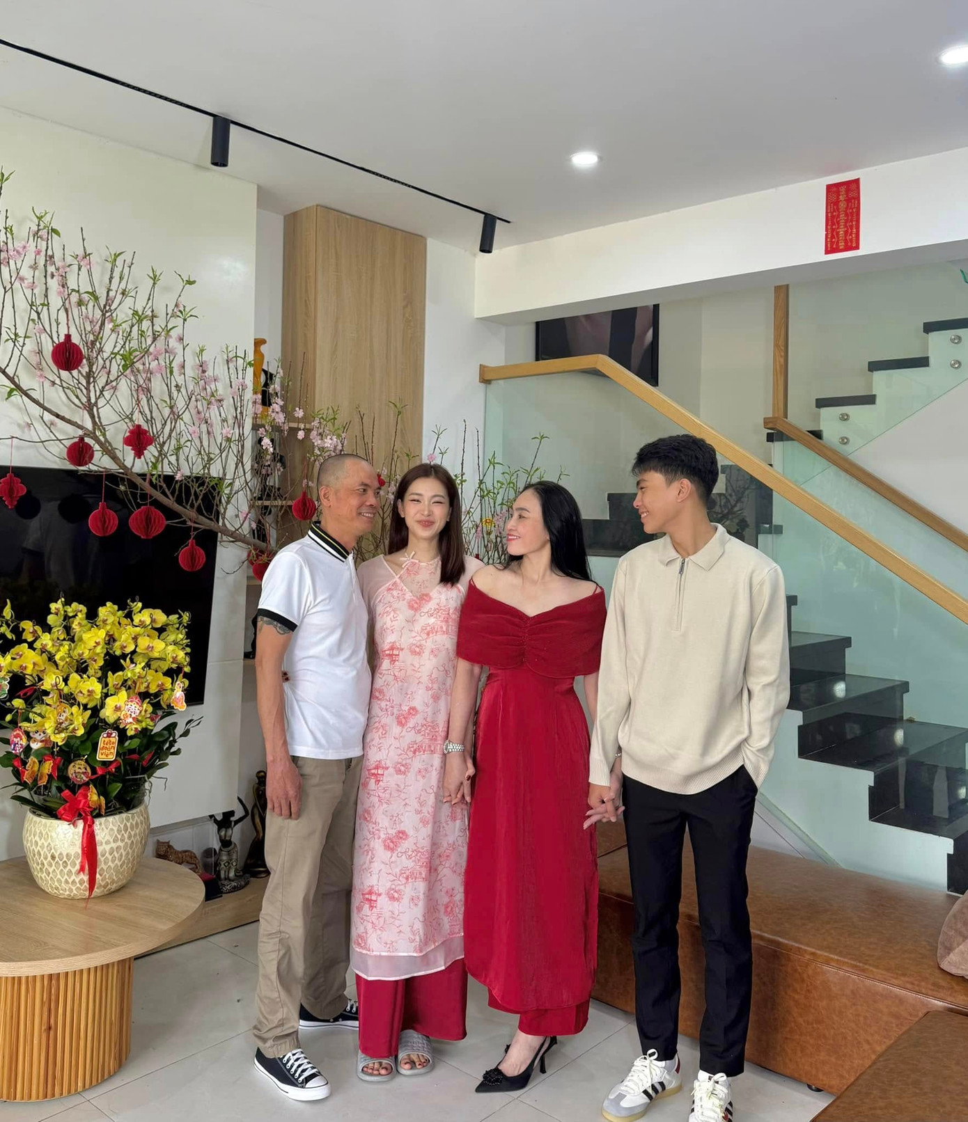 Sau lịch trình bận rộn với bộ phim Tết Bộ tứ báo thủ, hoa hậu Tiểu Vy trở về Đà Nẵng đoàn tụ cùng gia đình đón năm mới.