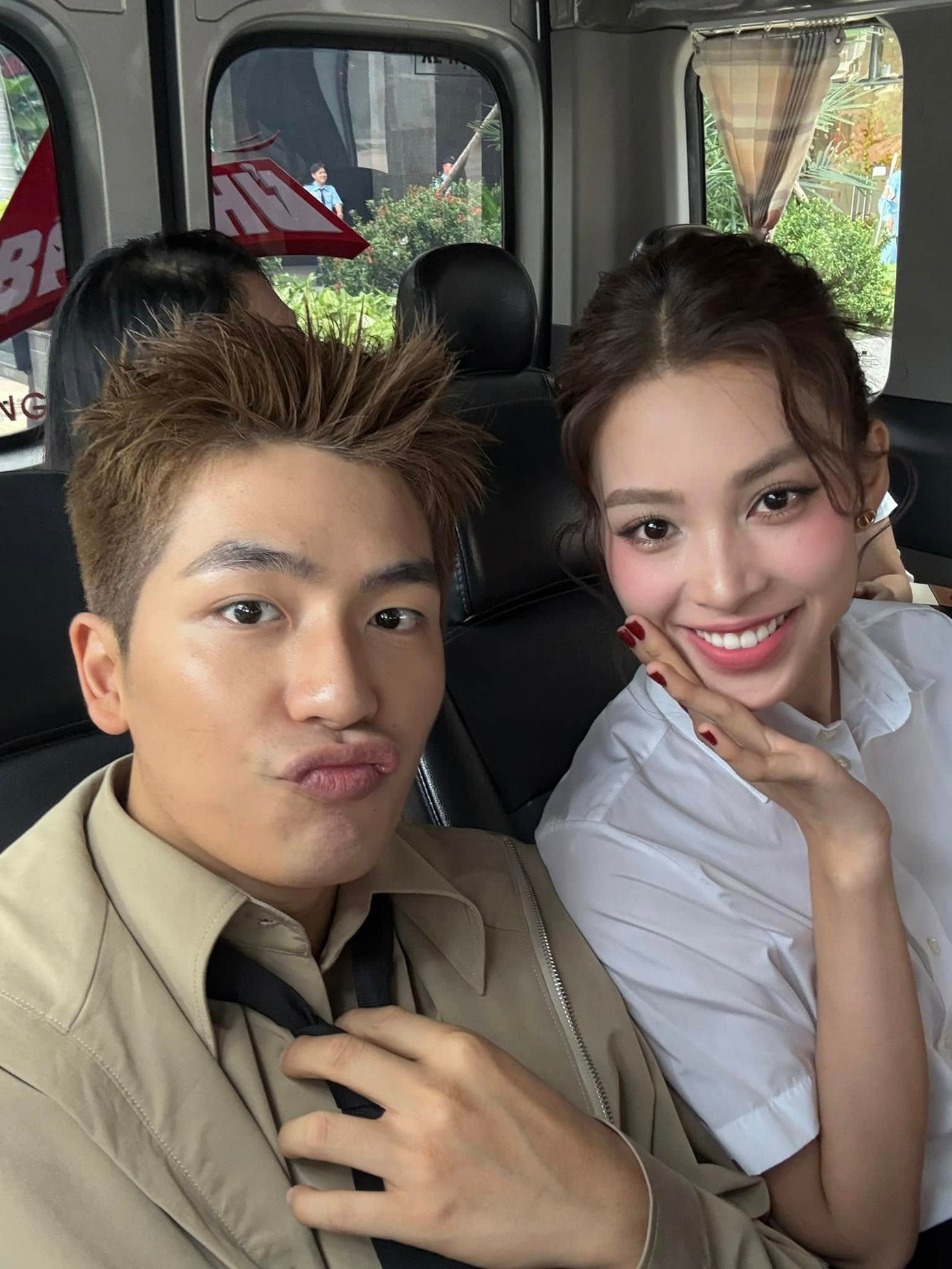 Hoa hậu Tiểu Vy bận rộn đi media tour cho bộ phim Bộ tứ bảo thủ vào dịp Tết. Cô khoe vẻ đáng yêu bên nam diễn viên Quốc Anh.