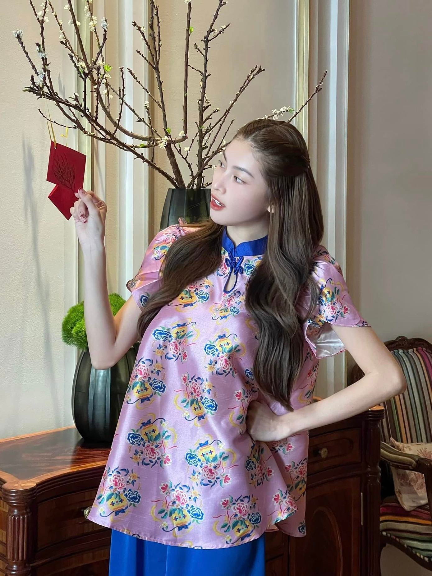 Á hậu Ngọc Thảo khoe sắc bên hoa đào ngày Tết.